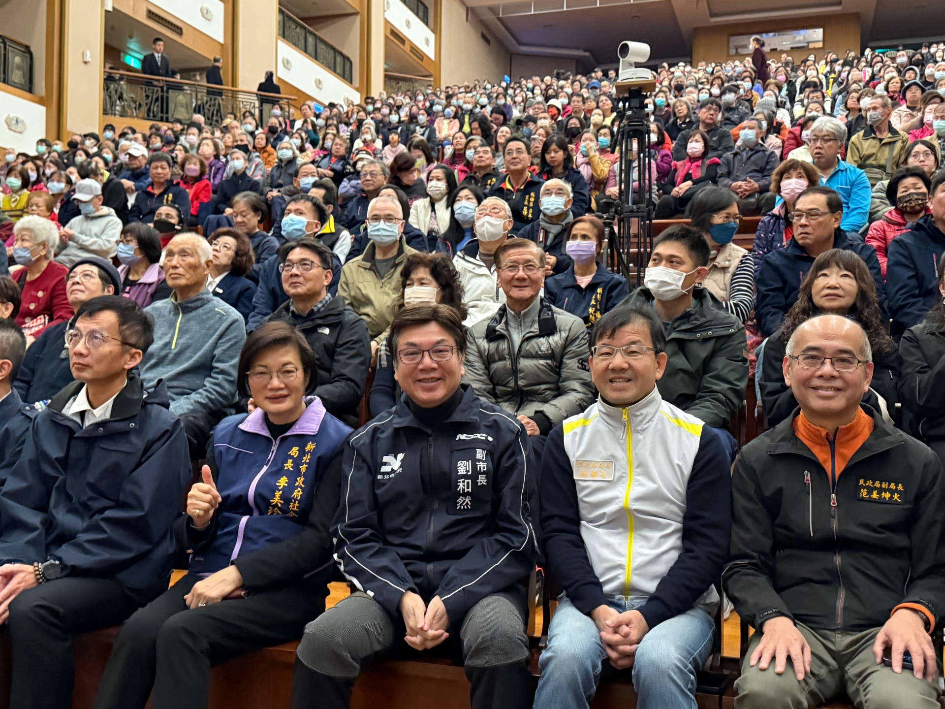 副市長劉和然、民政局長林耀長、社會局長李美珍等人出席板橋靜思堂社區歲末祝福活動。