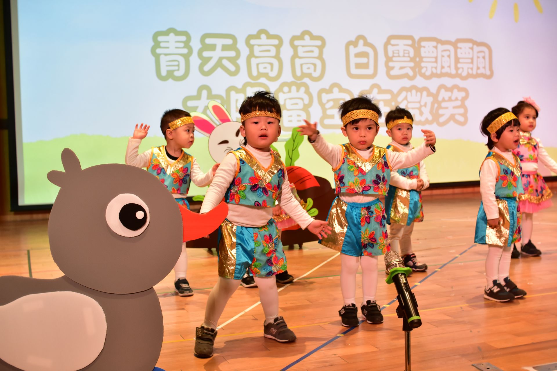 協力班超萌的唱跳組曲,最小的孩子能在舞台展現自信和成長帶給家長滿滿的感動