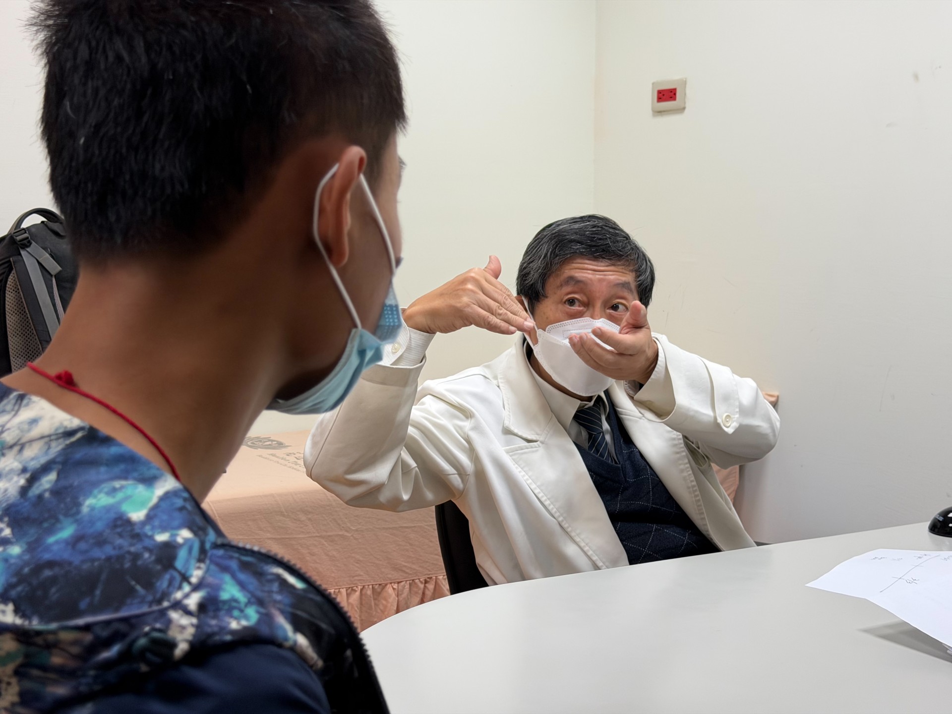 負責後續追蹤的神經內科劉安邦醫師(右)指出,年輕並不代表安全,腦中風可能在任何年齡發生,及早辨識與就醫至關重要。