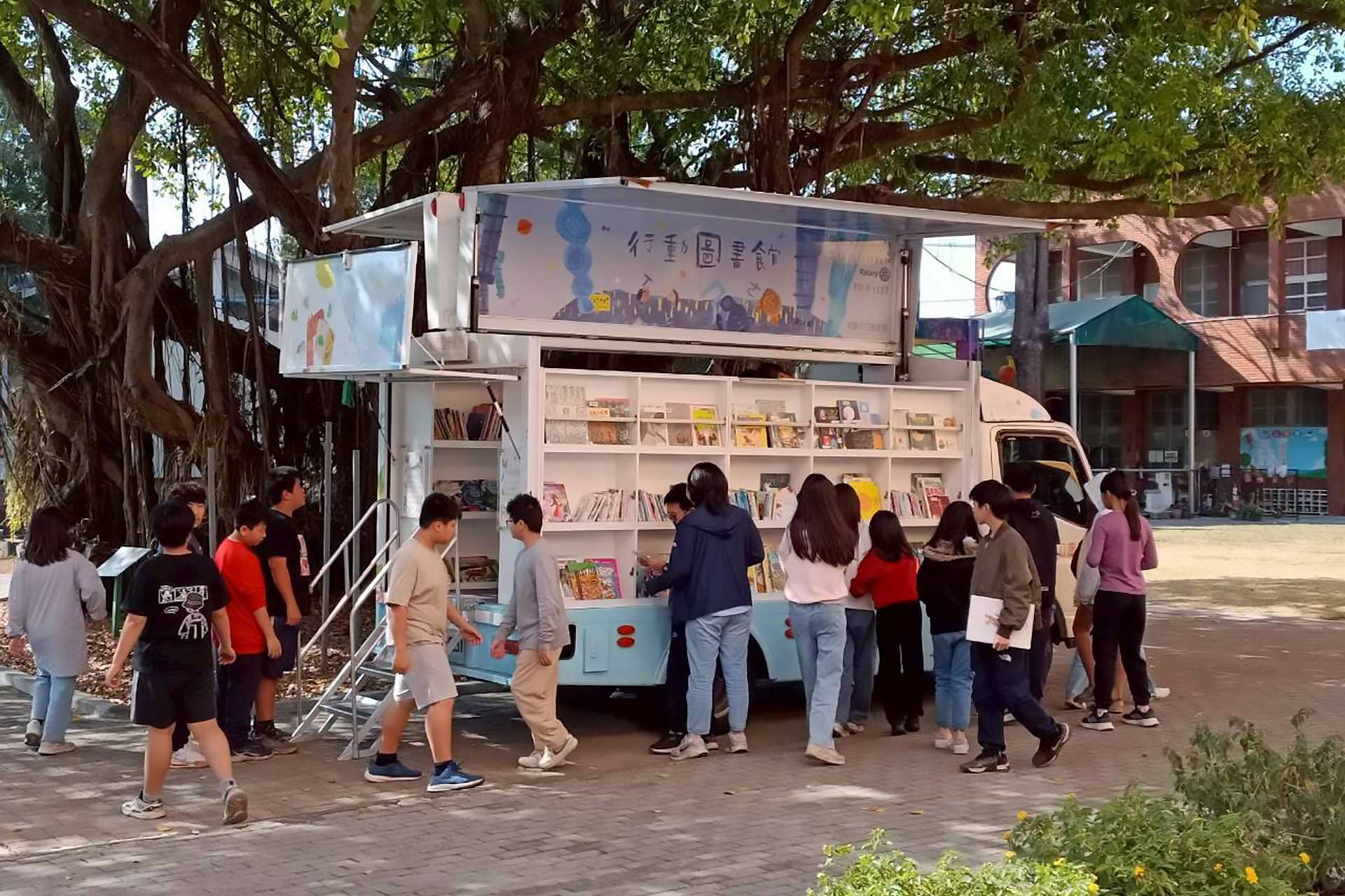 行動書車進校園