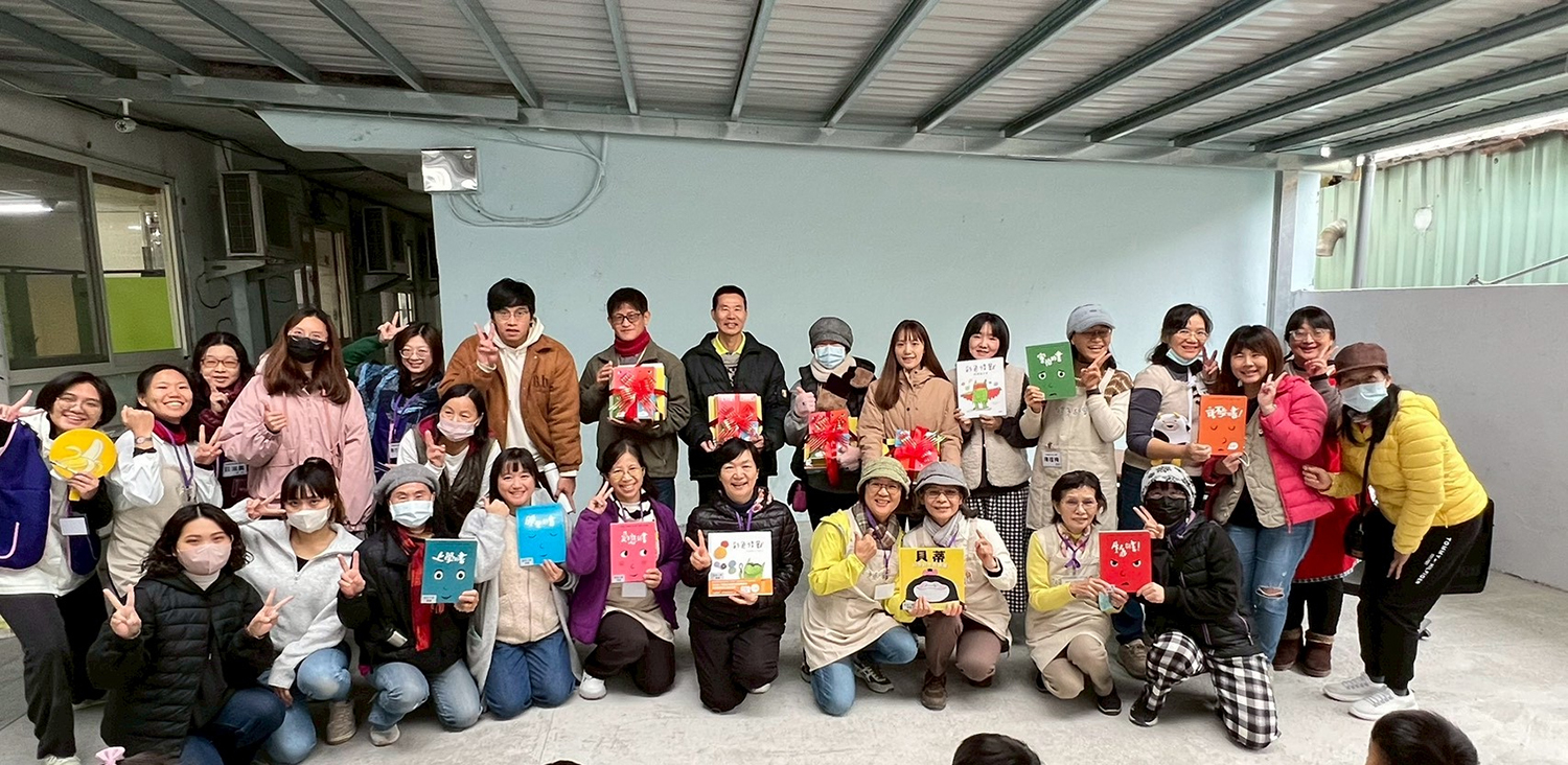開幕式中,由慈濟大學醫學系副教授朱紹盈醫師代表進行贈書儀式,這些繪本不僅是當天課程的重要教材,也讓孩子營隊後持續閱讀。