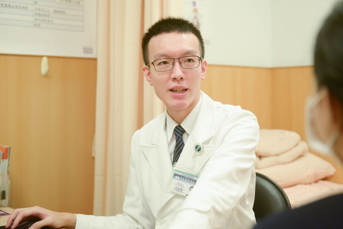 洪嘉聰醫師看診示意照。