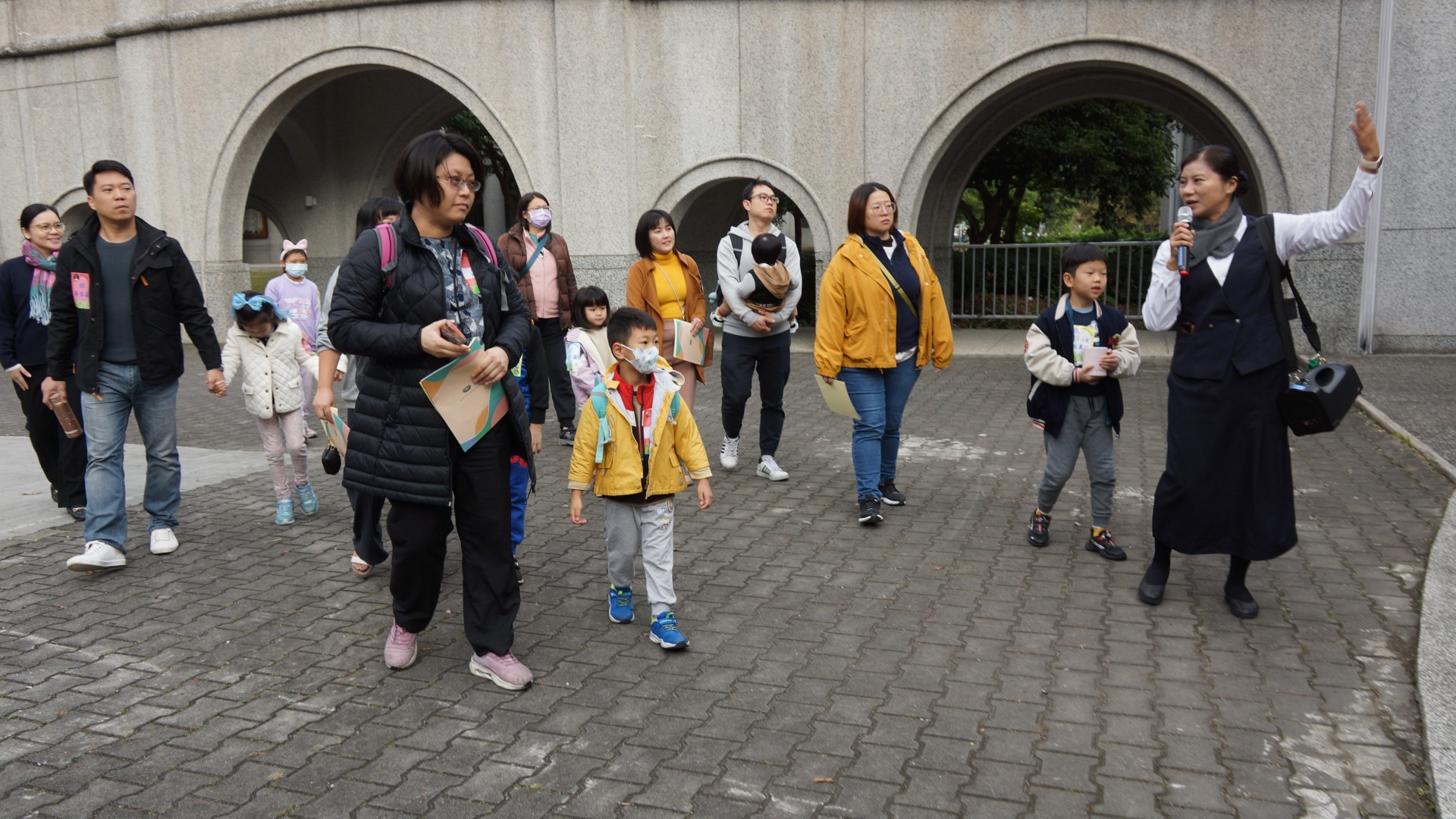 教師陪伴校園導覽,讓家長們對慈小優質環境備感肯定