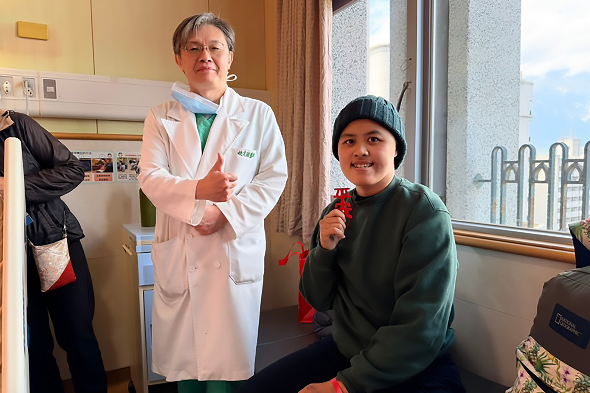 為了慶祝盧副站長重生,花蓮慈濟醫院院方今日特別準備了一份貼心禮物——掛有鈴鐺的平安吊飾,象徵著「平安來鈴(臨)」,祝福盧副站長與家人在未來的日子裡都能平安順遂。