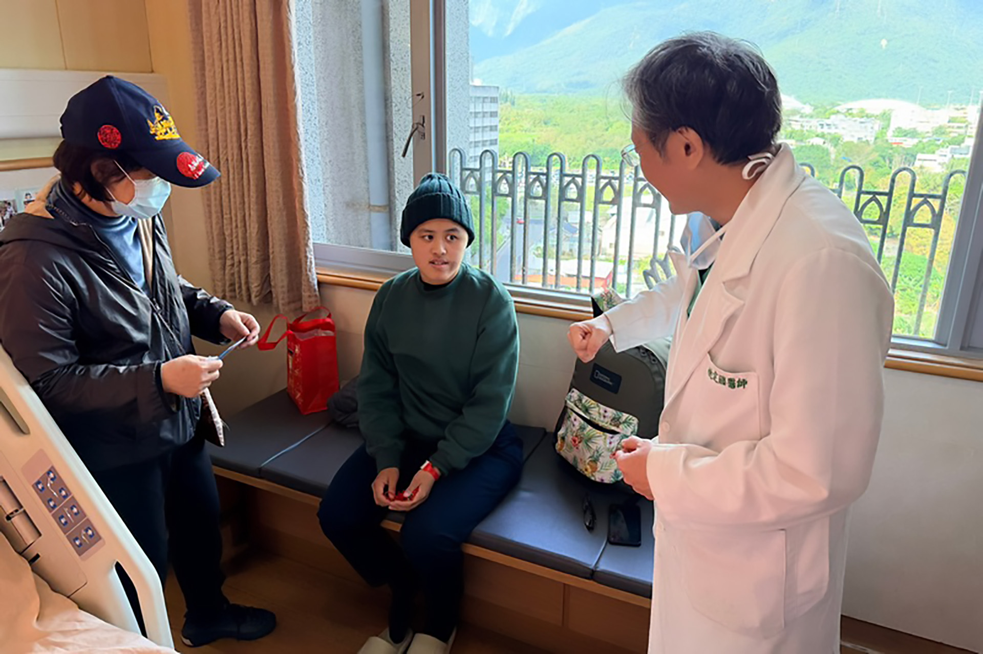 骨科部醫師姚定國於盧姓副站長出院前,特地前往病房關心慰問,並細心叮囑她日常生活中的復健注意事項。