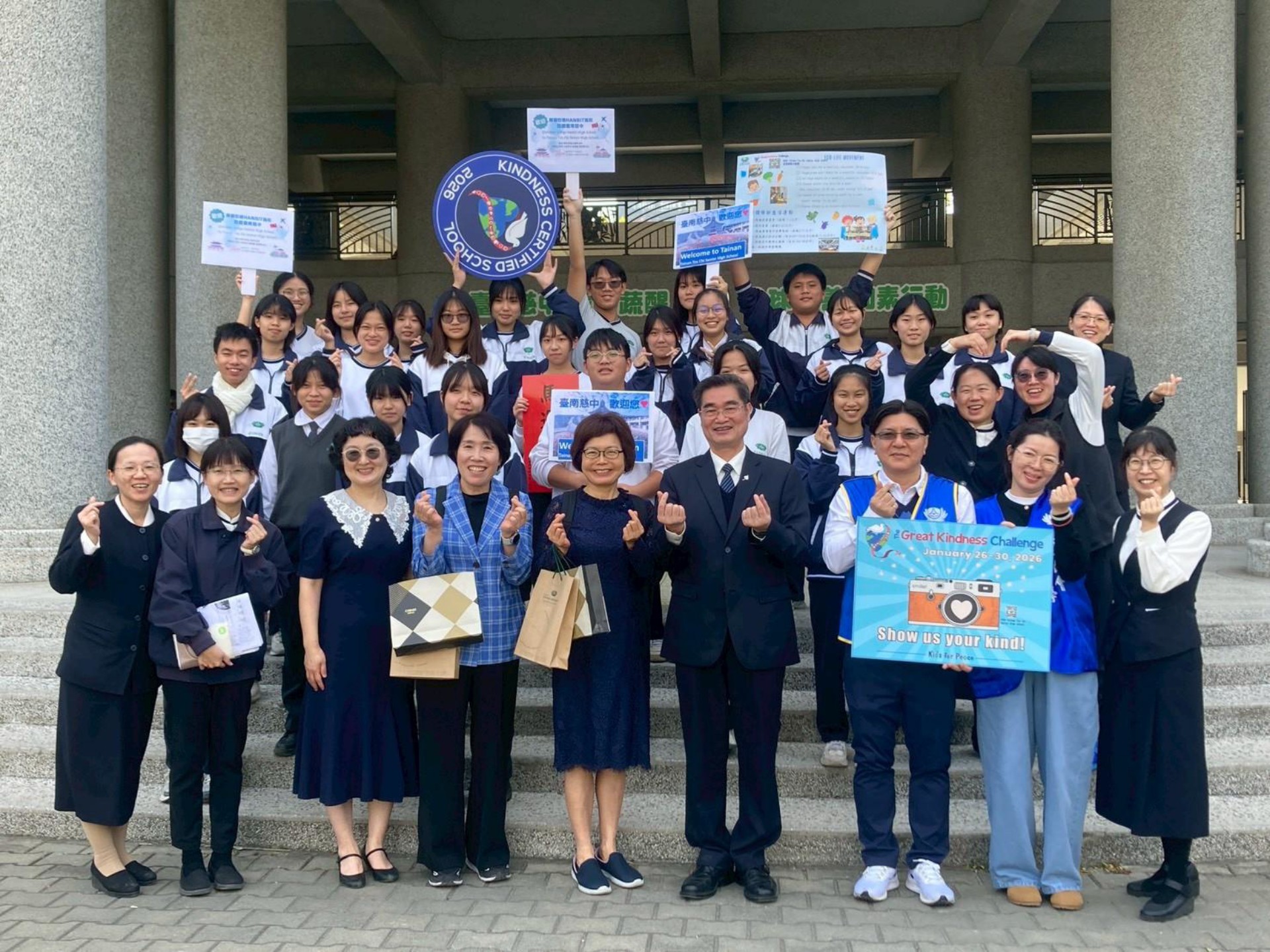 2025參與線上交流的學生特地在段考結束來和韓國師長相見歡。