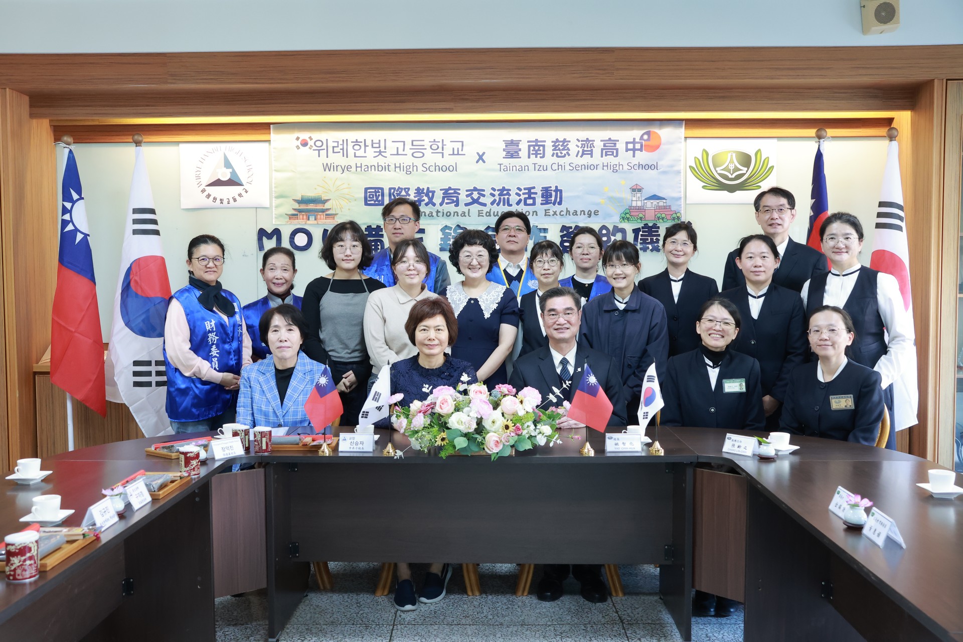 臺南慈中和韓國慰禮 HANBIT 高校簽署 MOU合影留念。