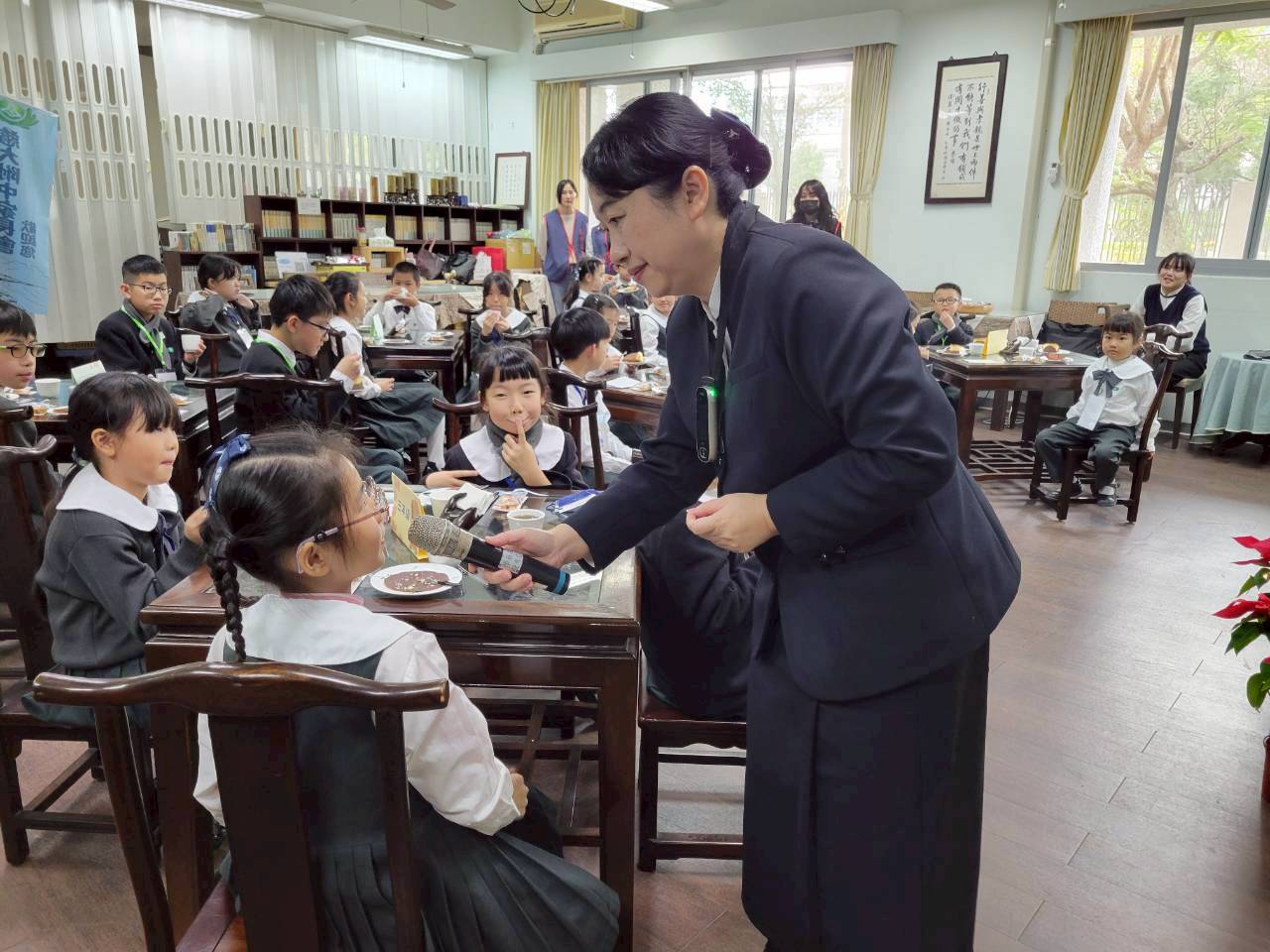 逸貞校長問小客人們:「校長最害怕什麼!」孩子天真的回答:「怕學校沒有管理好!」