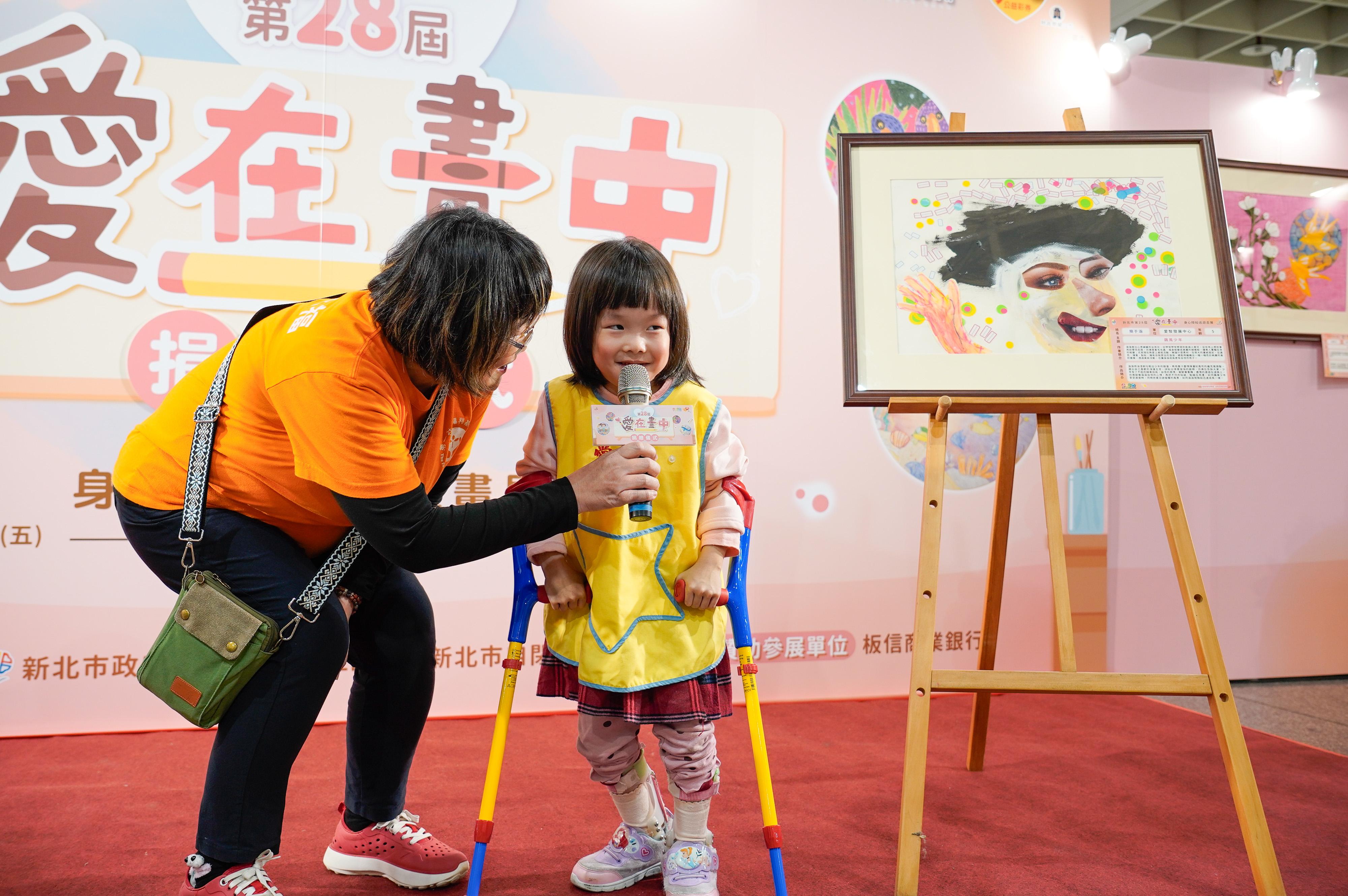 年僅5歲的簡于涵,心思細膩、富有創造力,透過畫作也讓家人與老師看見她難以言說的內心世界。