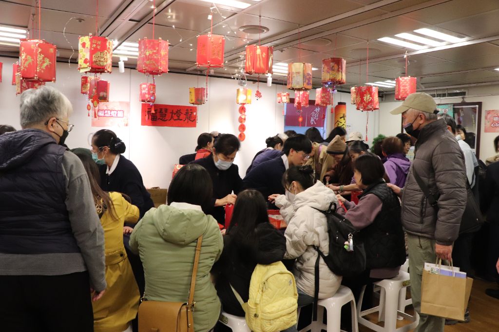松山聯絡處歲末祝福活動活潑多元,規劃了「闖關集點卡」,將法脈精神、人文教育與生活實踐巧妙結合,現場洋溢著溫馨與法喜氛圍。
