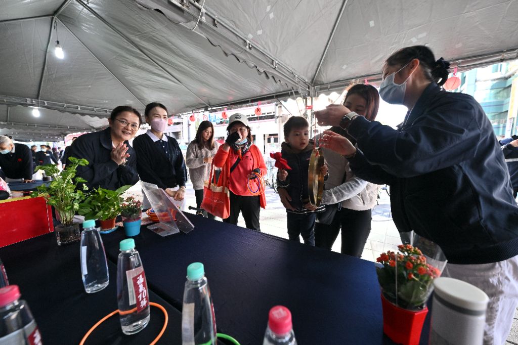 在熱鬧的活動現場,大人與小孩一同參與闖關遊戲,親子攜手完成挑戰,現場充滿歡笑與互動氣氛,展現寓教於樂的活動精神。