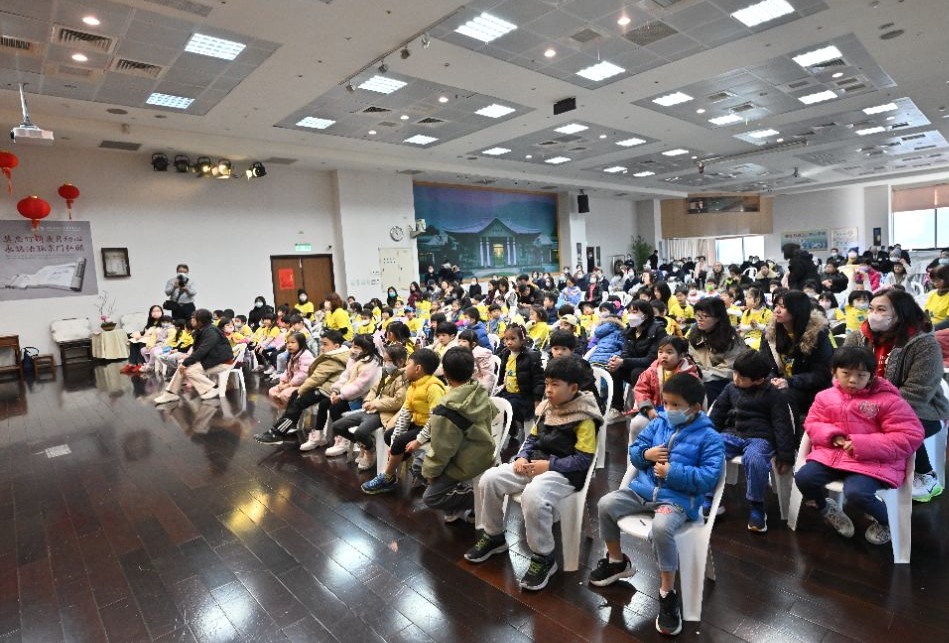 松山聯絡處志工為一百多位幼兒與兩所養護中心的長者與住民,共同舉辦一場別開生面的歲末祝福。