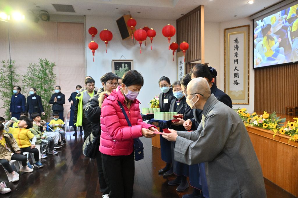 志工為幼兒園的小朋友辦一場歲末祝福,陪同的老師及家長也一同接受祝福,大家歡喜地接下常住師父結緣的福慧紅包。