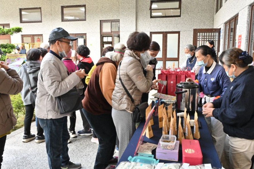 民眾排隊試吃,手藝巧妙的志工林鳳嬌,笑容滿面地端上酸辣湯麵,讓民眾品嚐。