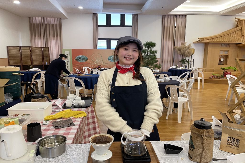 周雅雯曾在汐止園區參加過開辦的咖啡課程,她主動投入人文咖啡攤位的服務,與會眾結下美好因緣。
