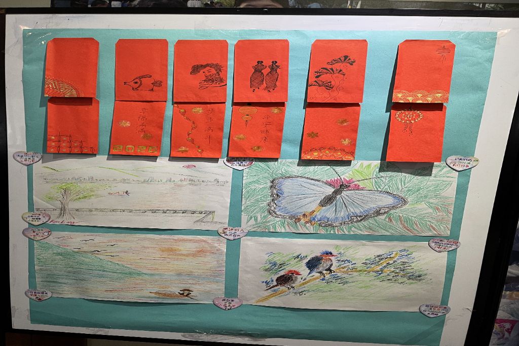 志工林惠文分享禪繞畫是由直線、方形、彎線、圓形與圈圈五個基本元素組合而成,只要一支筆、一張紙,隨身即可創作,不僅能讓長者動動腦、舒緩壓力,也能自在發揮創意。