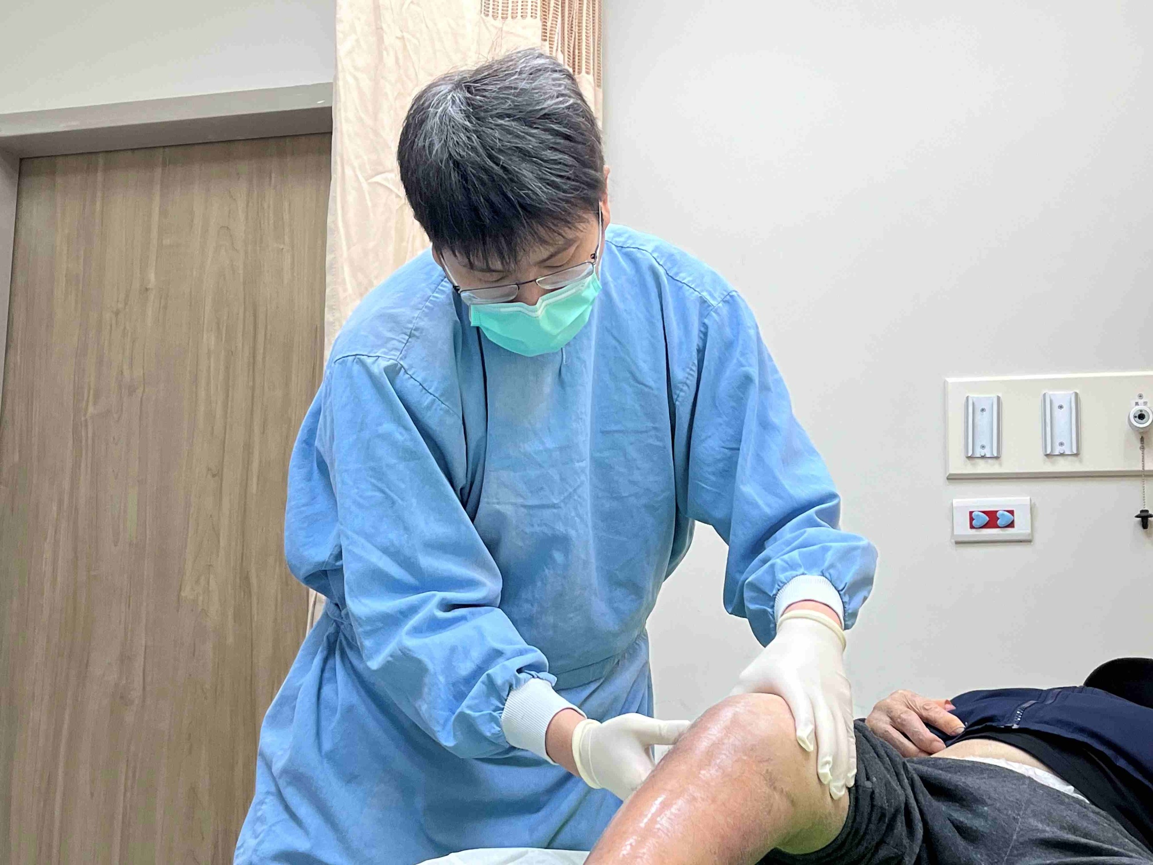 一般外科李柏慶醫師喜歡和病人聊天,來到東基的好處之一就是可以用更多時間照顧病人。