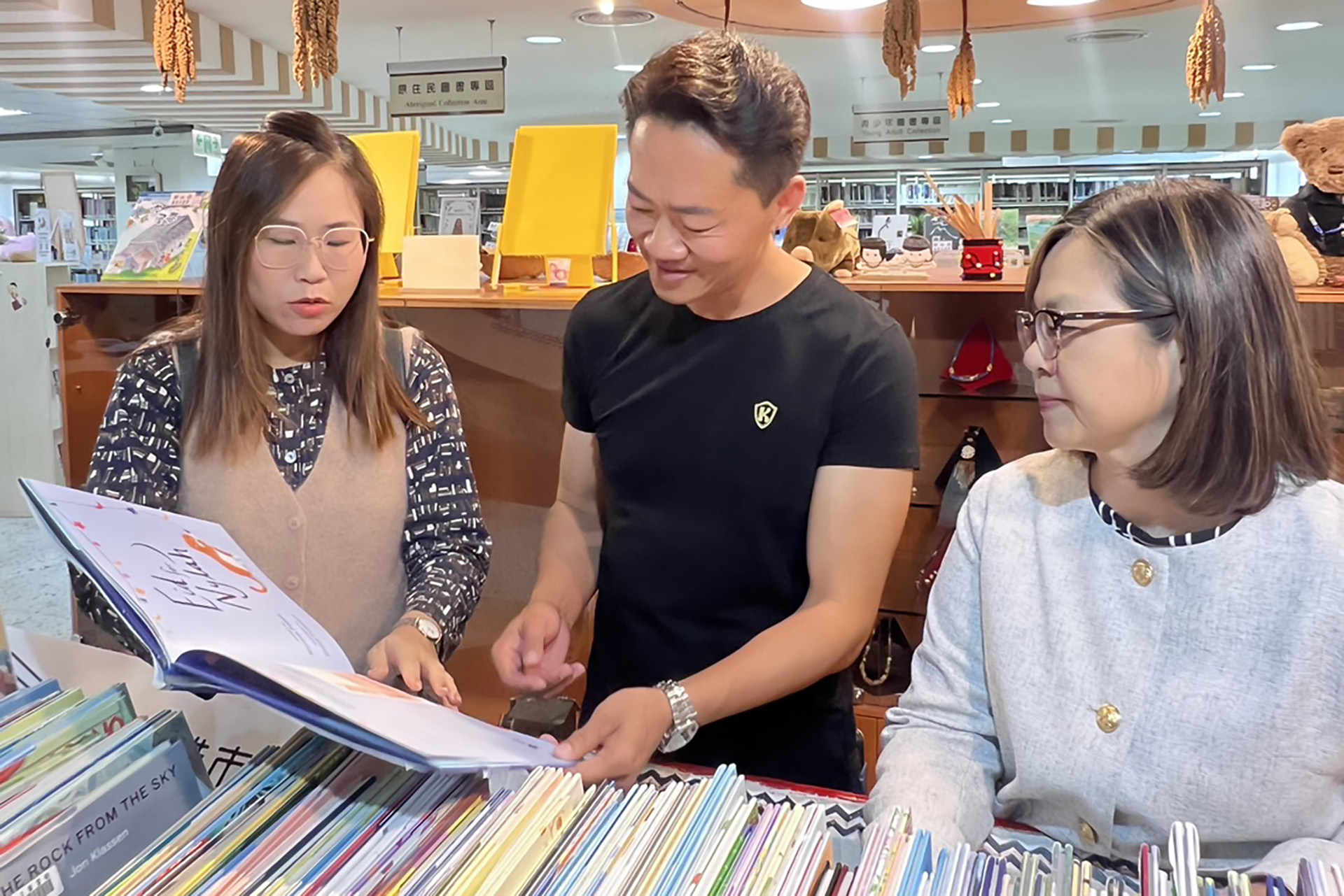 參訪英語新書展示區,交流閱讀推廣理念