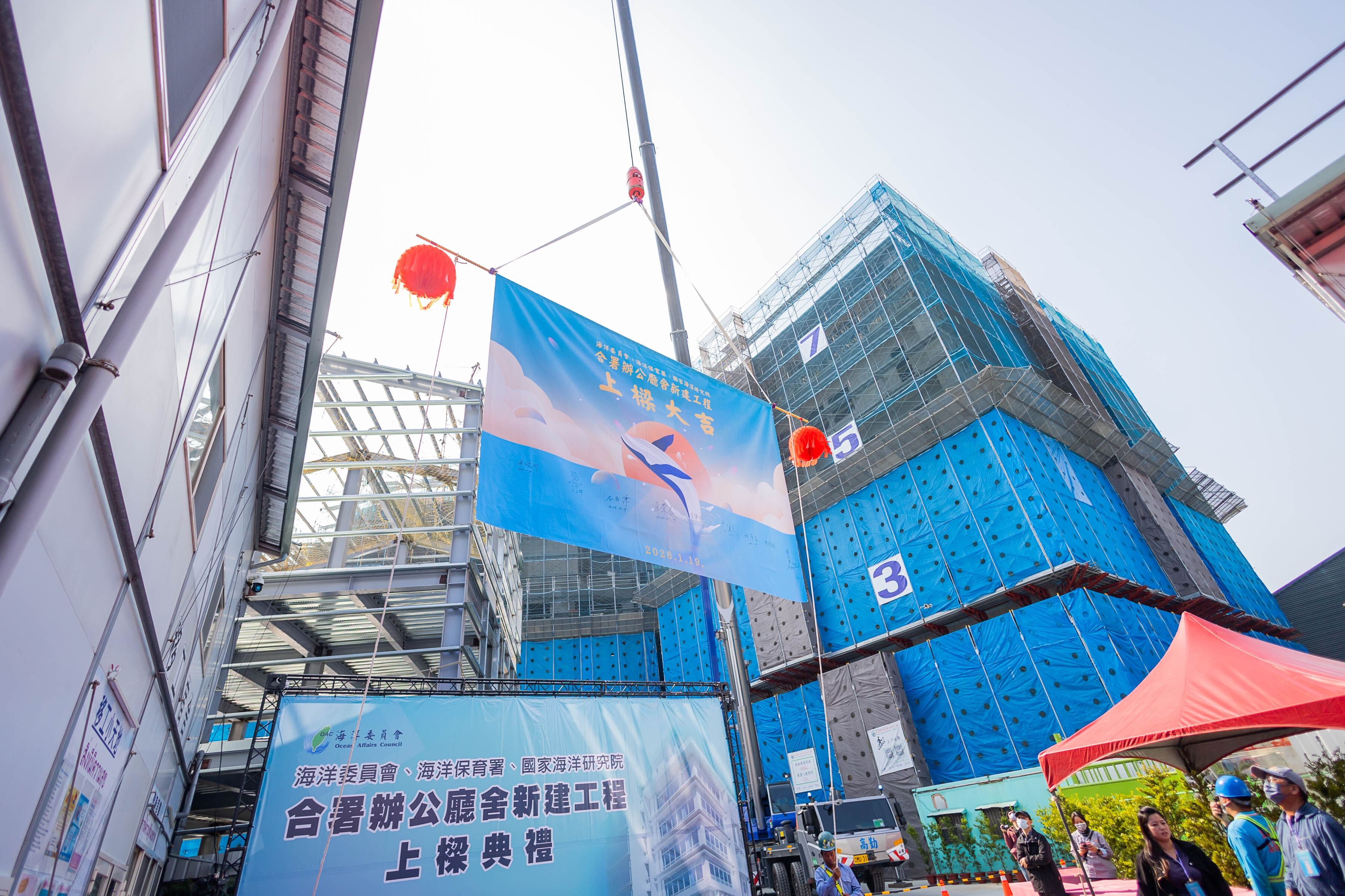 工程單位將樑柱安放入建築主結構中,圓滿完成上樑典禮。