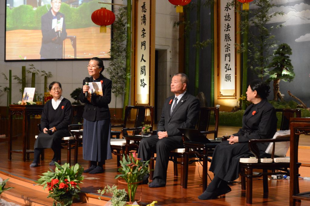 總編吳心心表示,主題,《點亮沙漠的‧是愛》這個大「點」有力氣,代表的是ㄧ個光,願意去做去付出而帶來的光,涵蓋著秋華師兄愛的足跡。