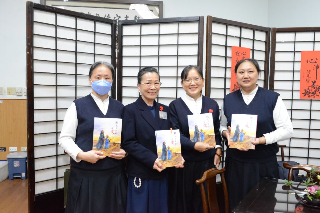 大愛幼兒老師林秀盈,也是《點亮沙漠的‧是愛》這本書的文字編輯者。她分享,這本書有十二個故事,六句靜思語,靜思語將十二個故事串接起來。