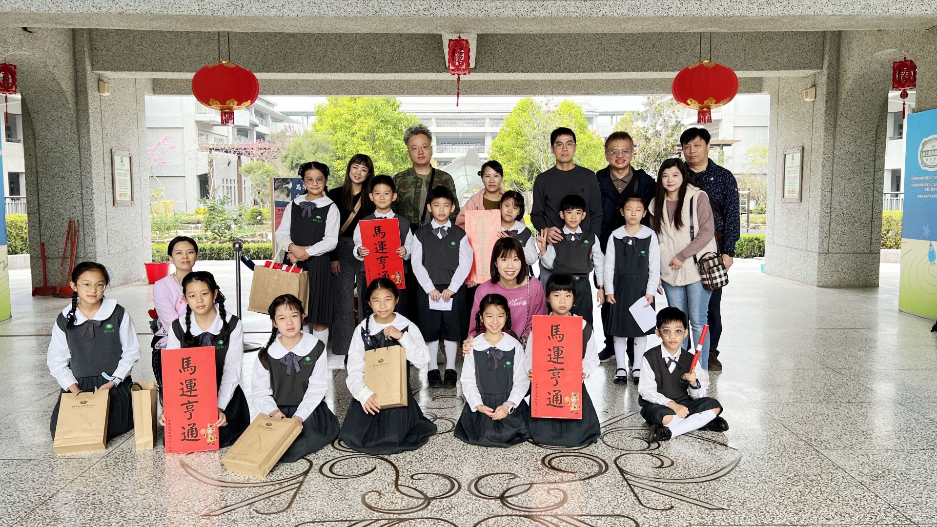 親師生以行動為社區送上祝福,也為孩子心中播下慈悲善念的種子。