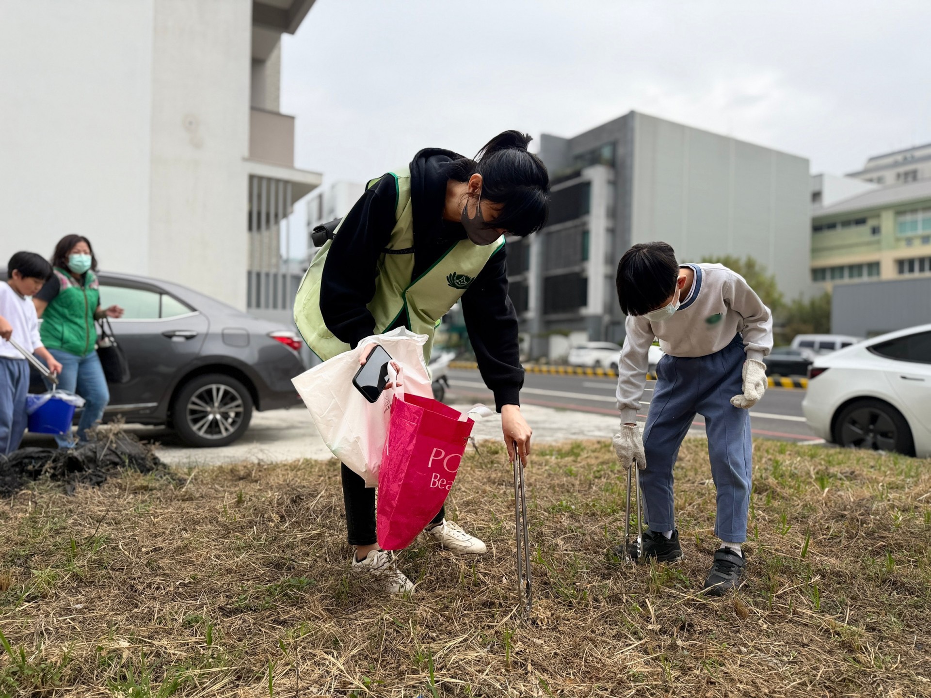 親子走入社區,用行動陪伴孩子一起守護地球。