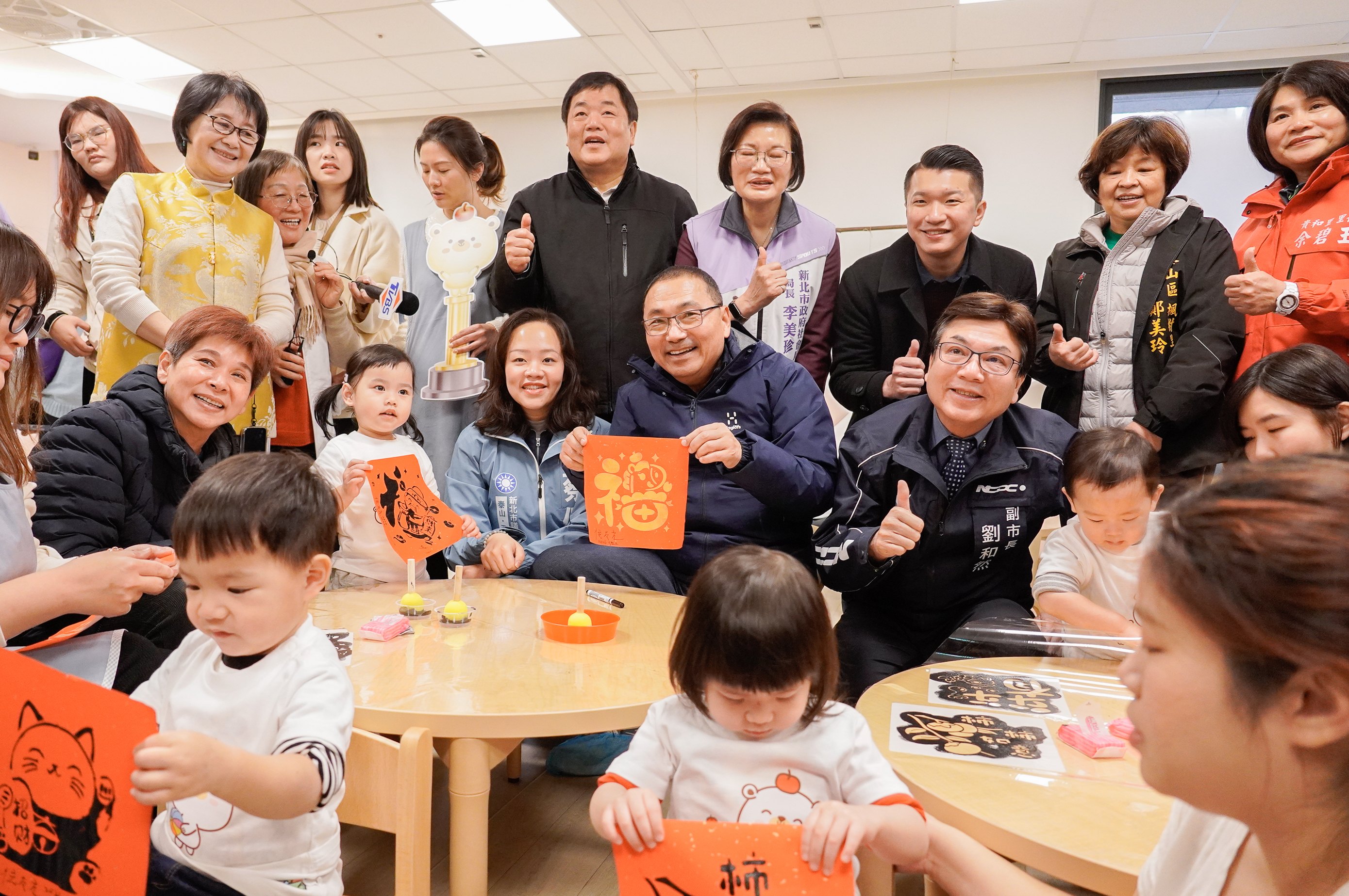 新北市長侯友宜、副市長劉和然與家長及幼兒互動,一起DIY章蓋印春聯。