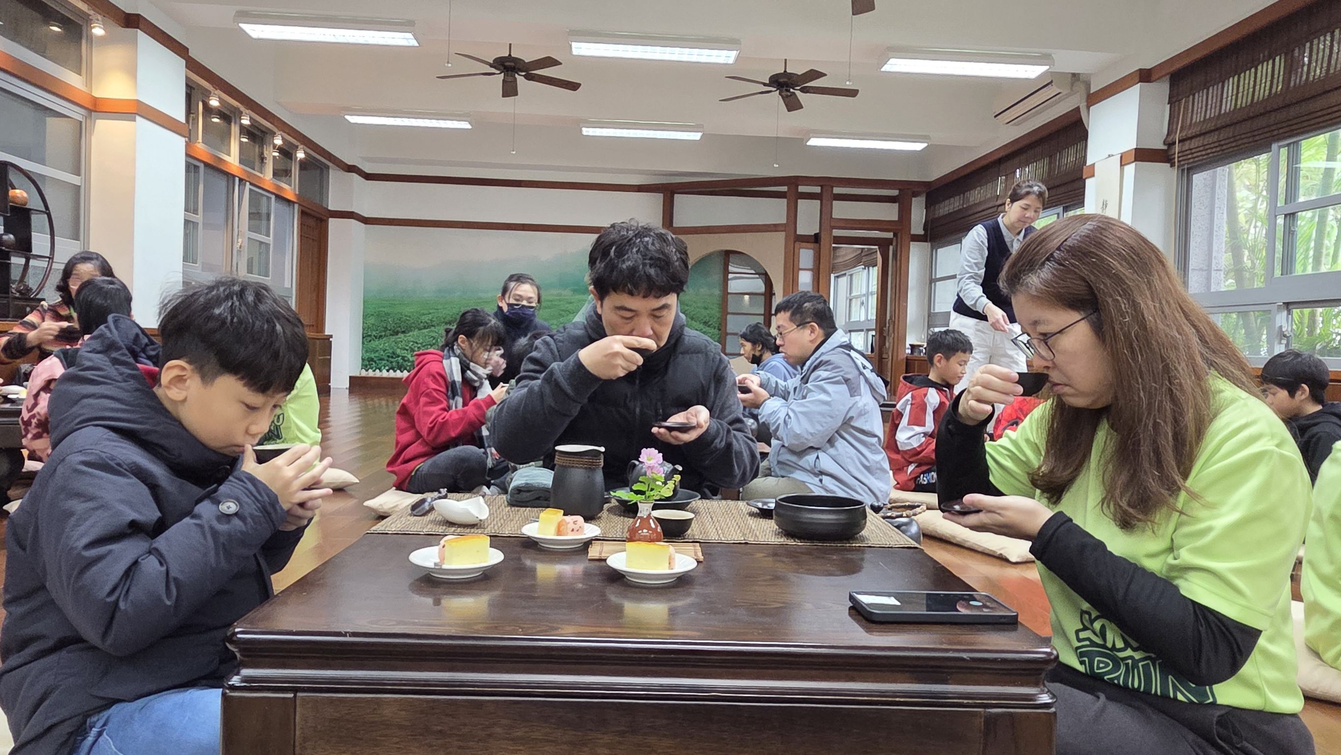 松浦國小師生端起茶杯,學習在品茗中感受感恩與尊重。