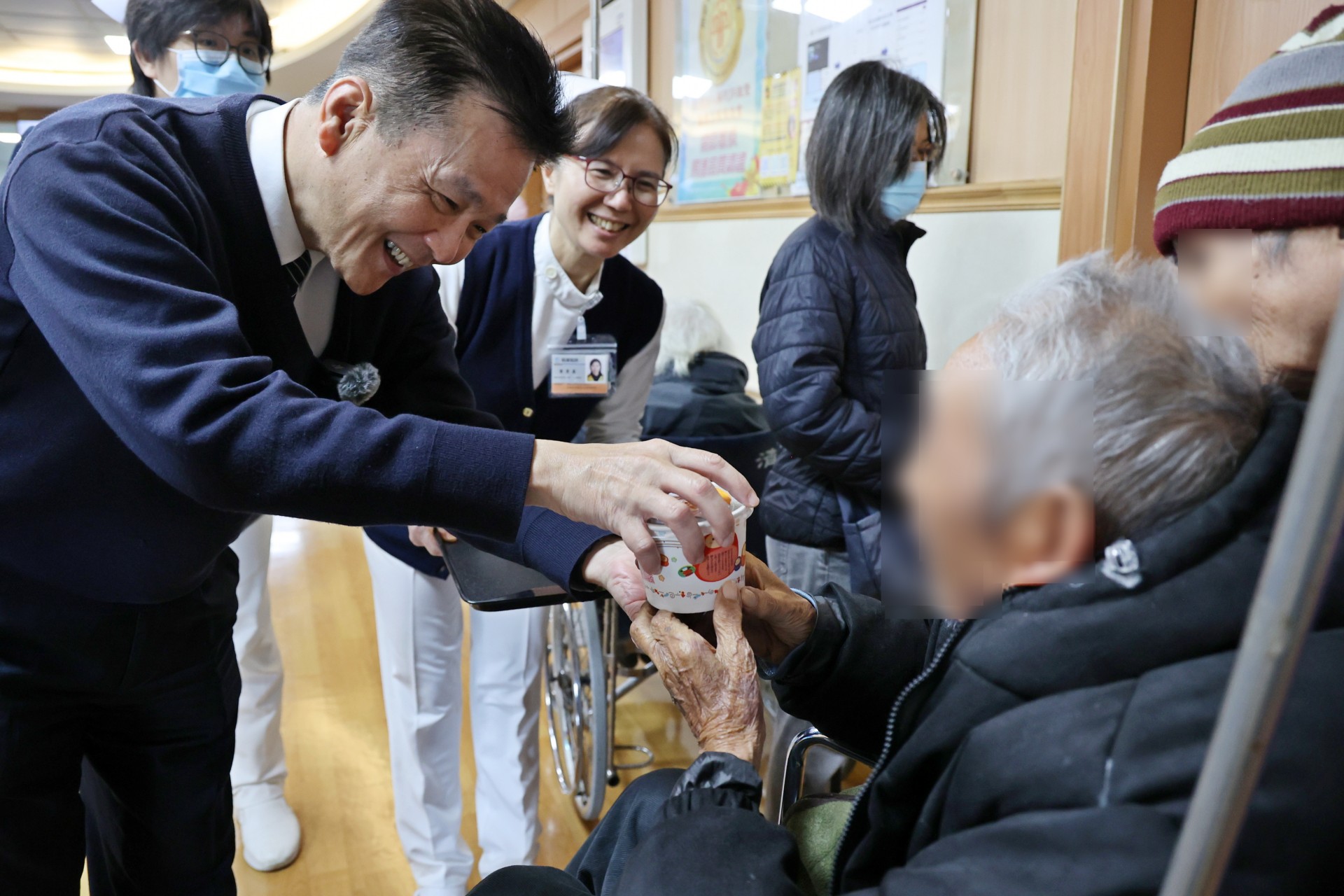 今年是陳星助副院長第一次與大家一起慶祝佛陀成道日，他貼心地將暖呼呼的臘八粥遞到民眾手中，與大家分享佛陀成道的喜悅。