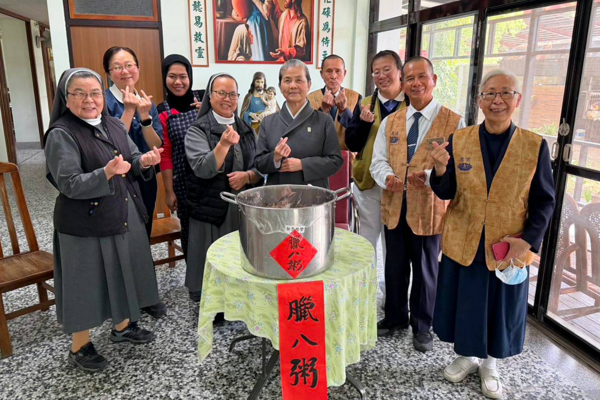 志工室顏惠美主任與醫療志工們，一早就將臘八粥送到聖瑪爾大女修會，與修女共享佛陀成道救拔苦難的精神。