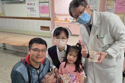張宇勳副院長同時也是小兒部新生兒科主任，他特地將熱騰騰的臘八粥送到小兒門診的民眾以及小朋友手中，與大家分享佛陀成道的喜悅。