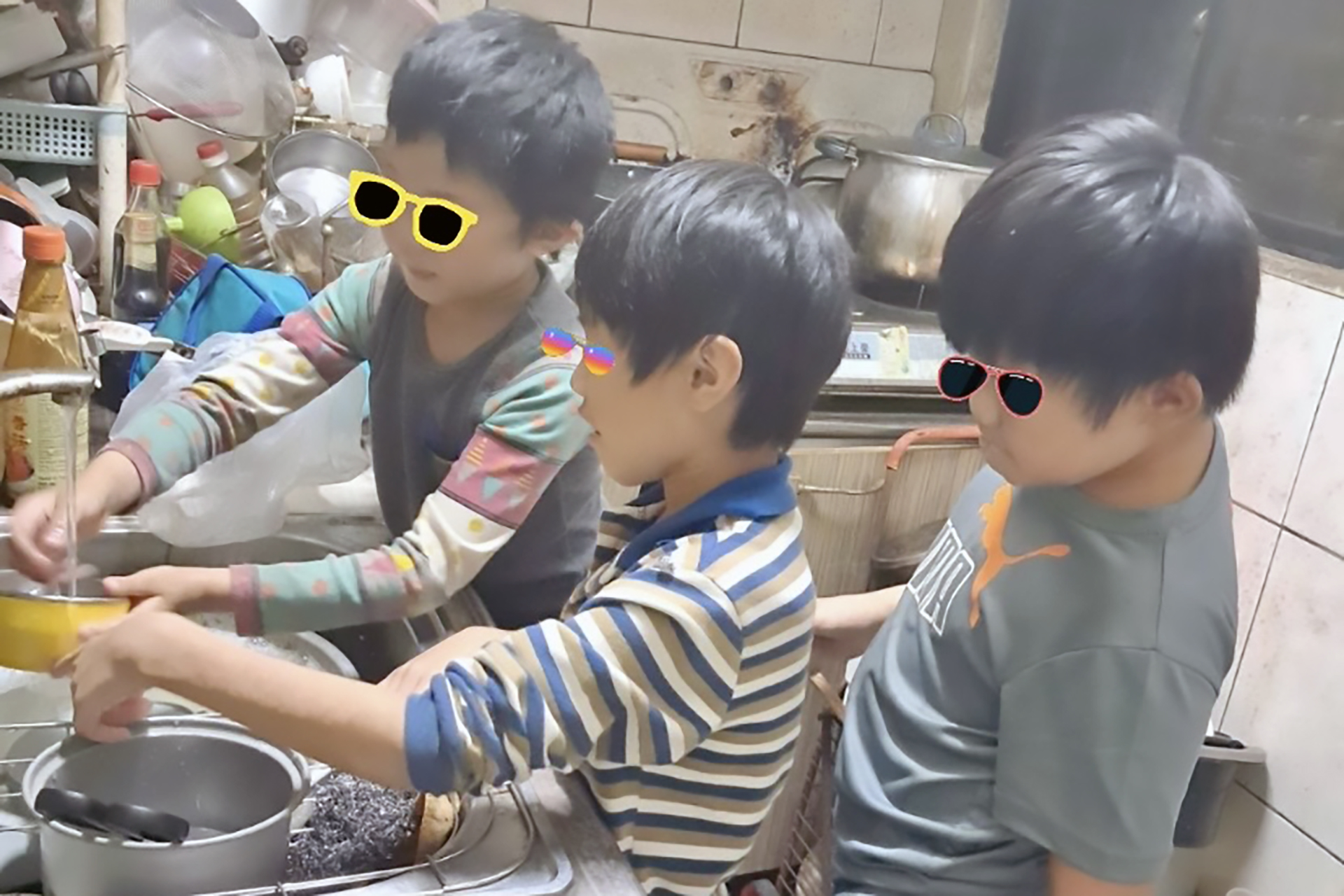 在生活壓力下，楷楷(中)與兄弟分工洗碗、互相照顧，小小年紀便學會承擔，展現家庭在困境中彼此扶持的力量。
