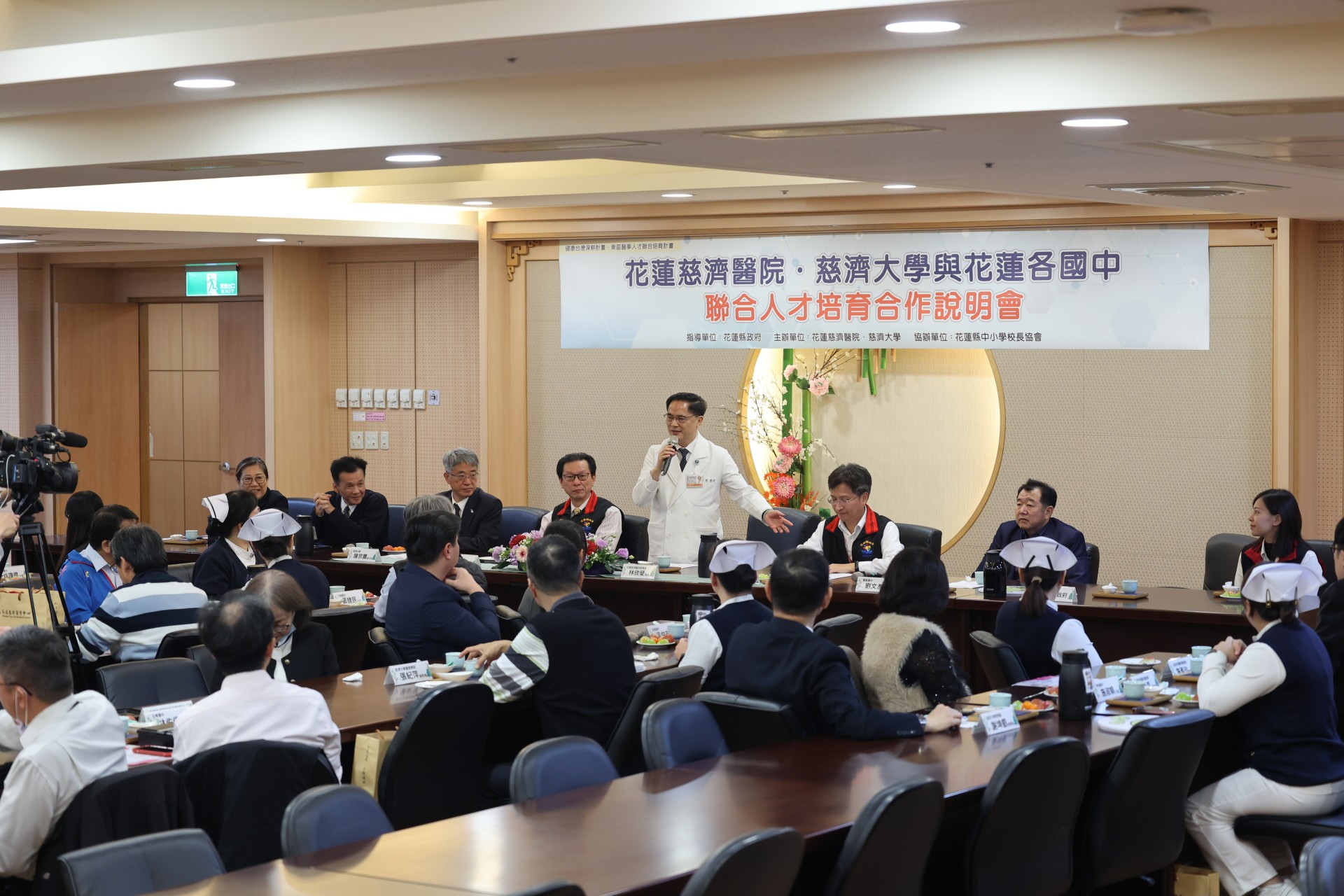 「百萬成星‧護理有光」育才計畫於27日啟動,首先舉辦花蓮慈濟醫院、慈濟大學與花蓮各國中聯合人才培育合作說明會,花蓮慈院林欣榮院長感謝教育界參與這項育才計畫。