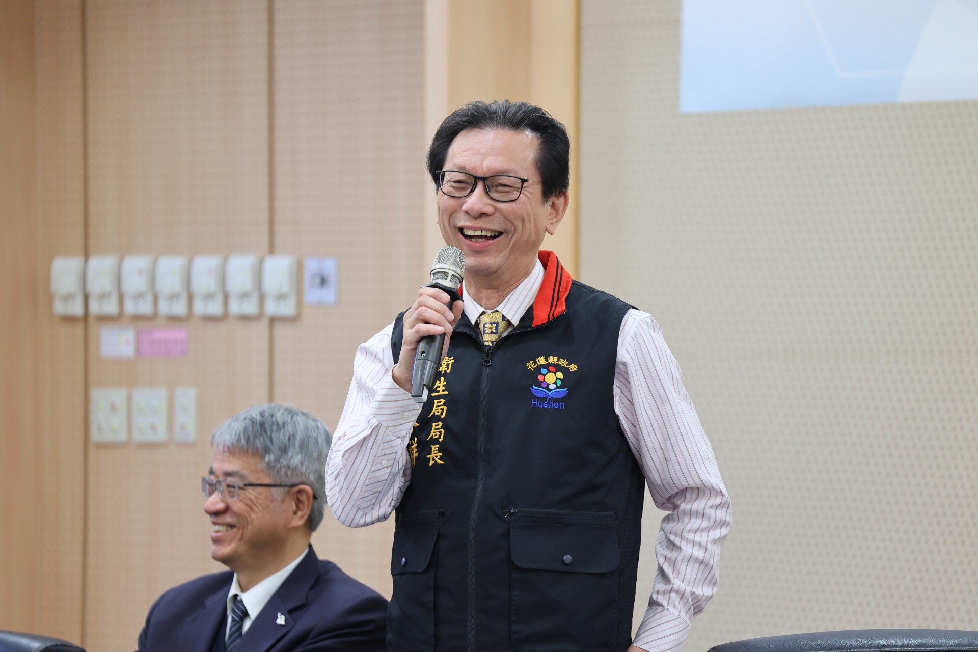 衛生局朱家祥局長以慈濟護專資深老師的身分保證,慈濟護理和醫學院栽培出來的人才在醫界備受青睞,學校和家長可以放心讓孩子來接受栽培。