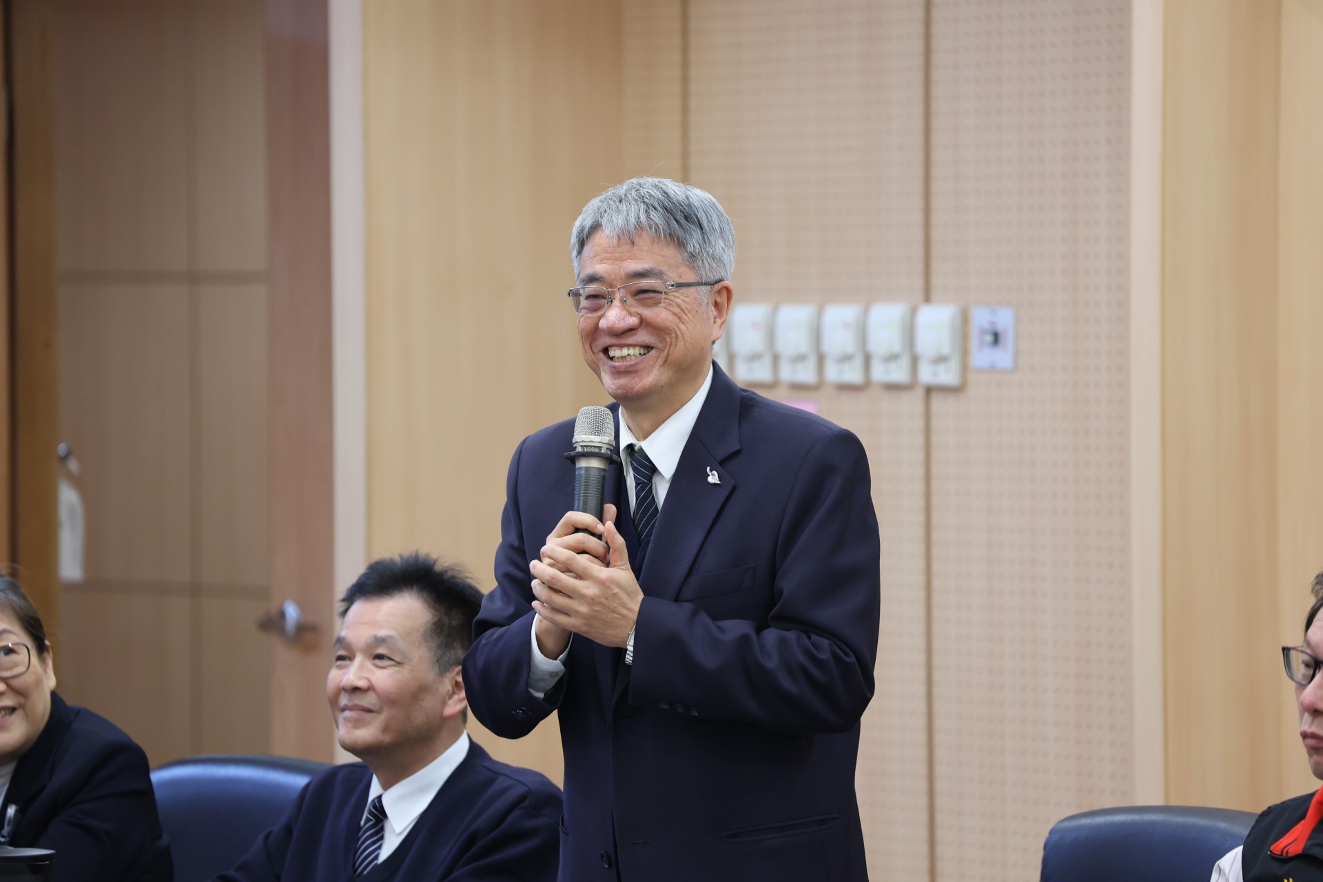 慈濟大學副校長陳宗鷹以大家一起照顧孩子的心情,以及優秀的國考通過率,鼓勵花蓮在地學子可以一起加入醫療和護理的行列。