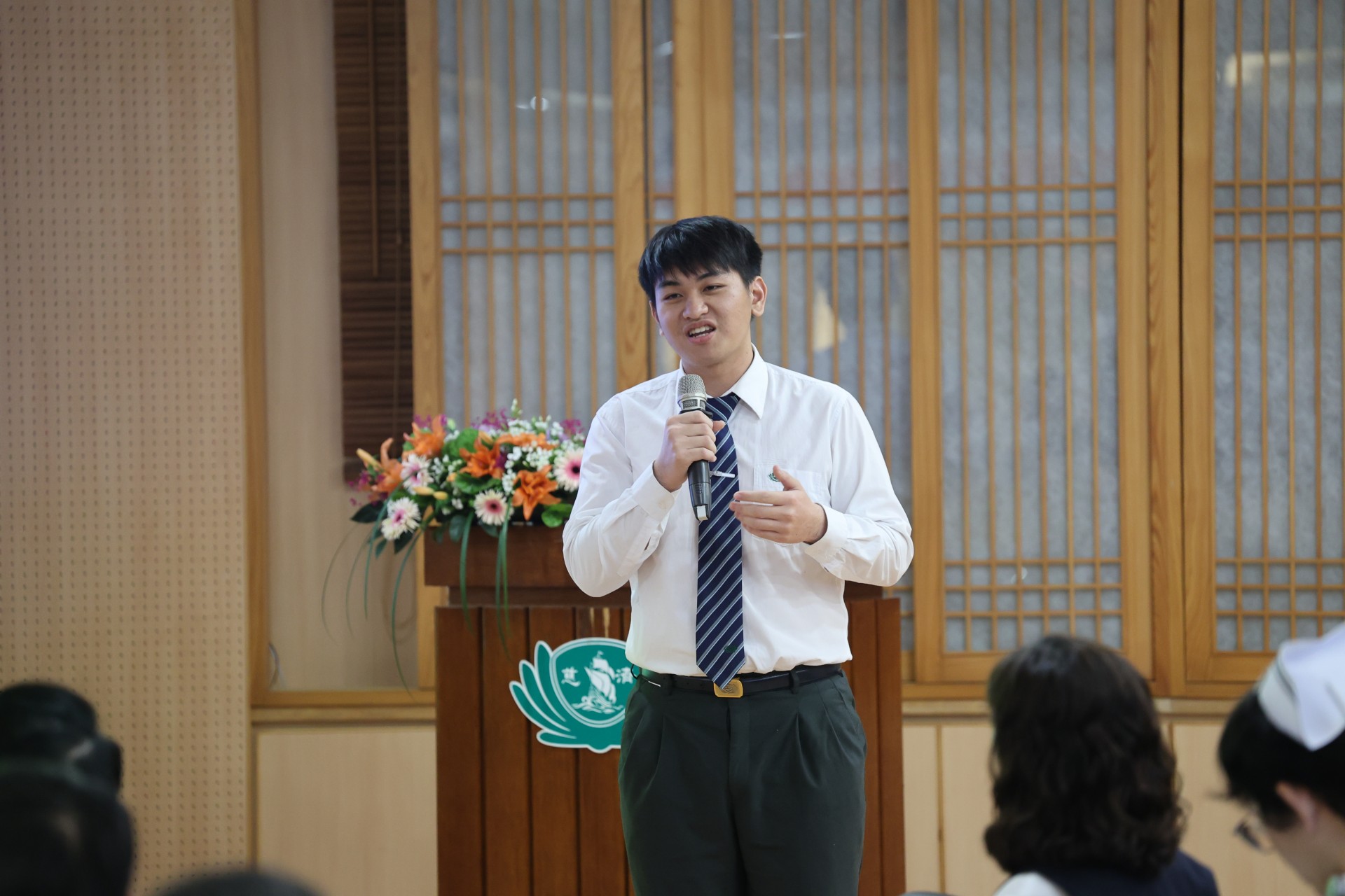 黃賀榆是國風國中的校友,他以自身求學和經驗,鼓勵更多新生代一起加入護理行列。