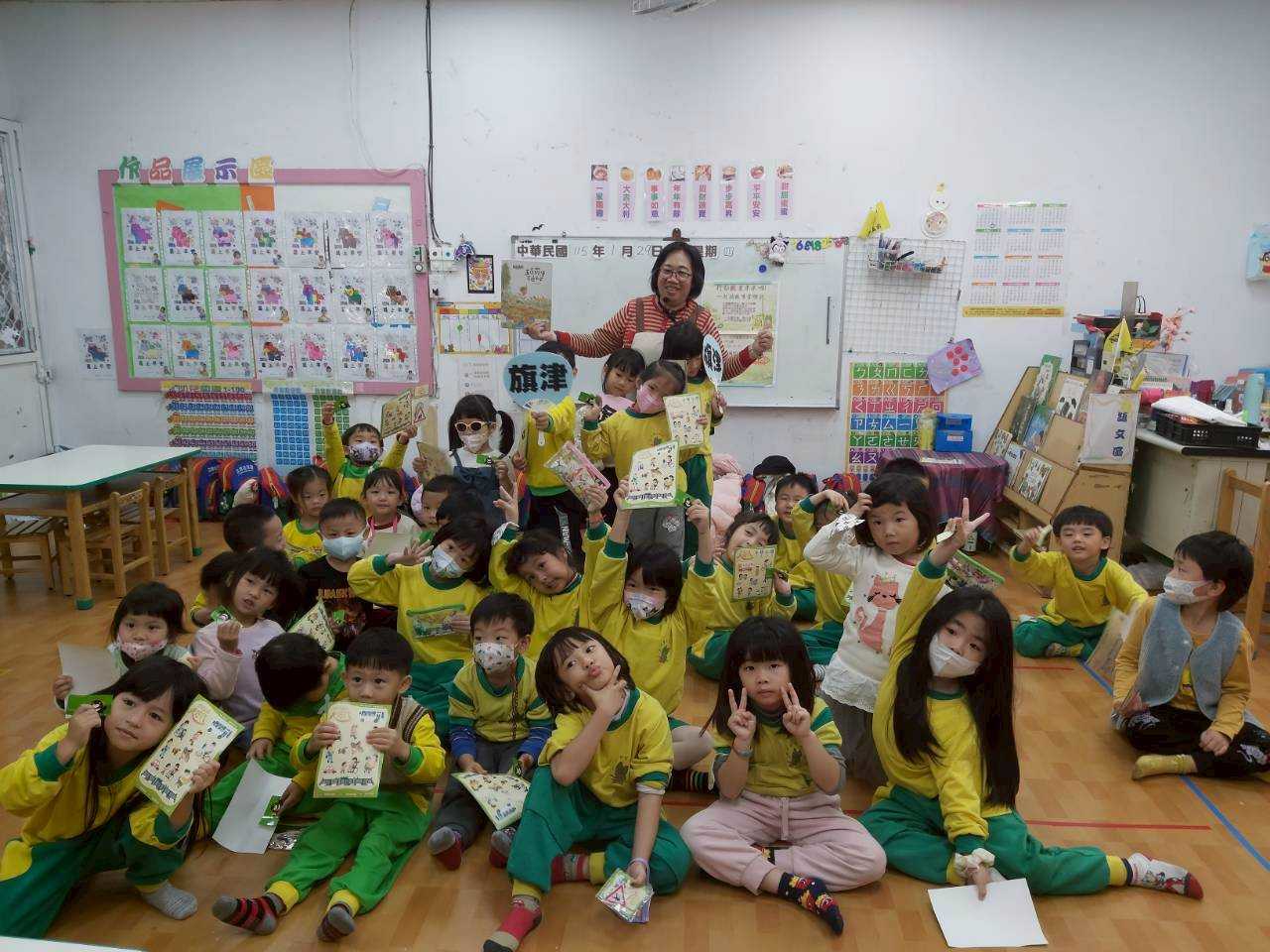 草阿嬤以台語講述《五百羅漢交通平安》故事,陪伴孩子在聆聽中感受平安祝福與生活安全觀念。