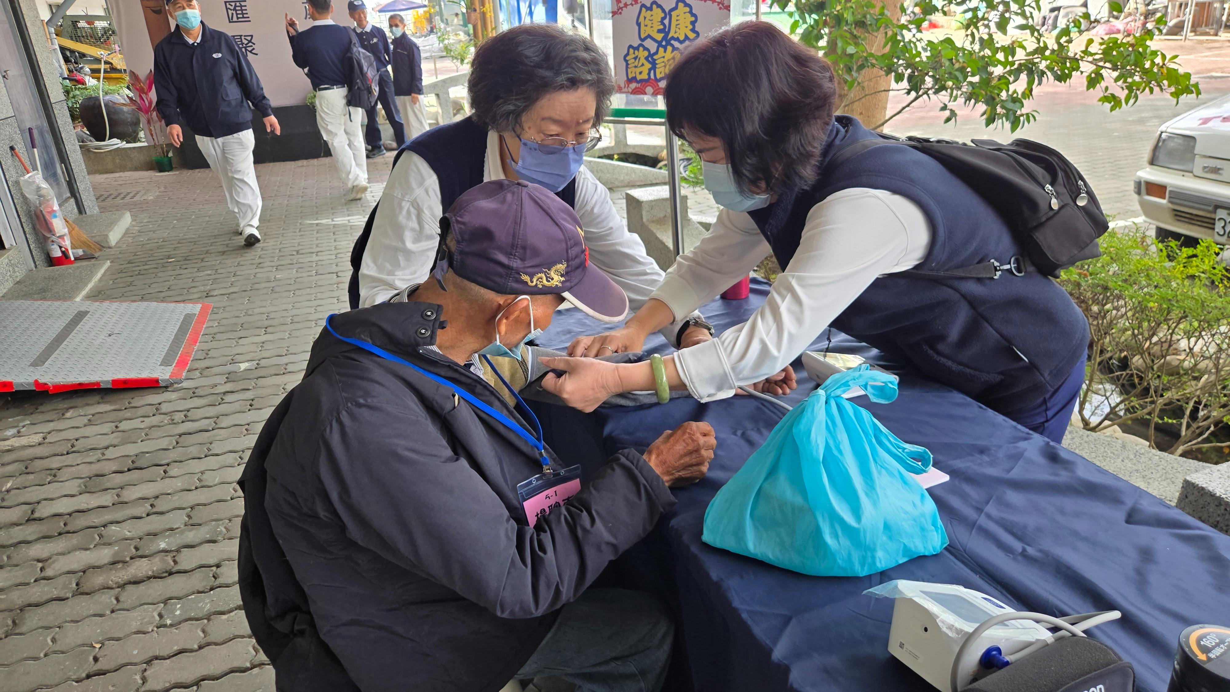 醫護人員為鄉親健康諮詢量血壓