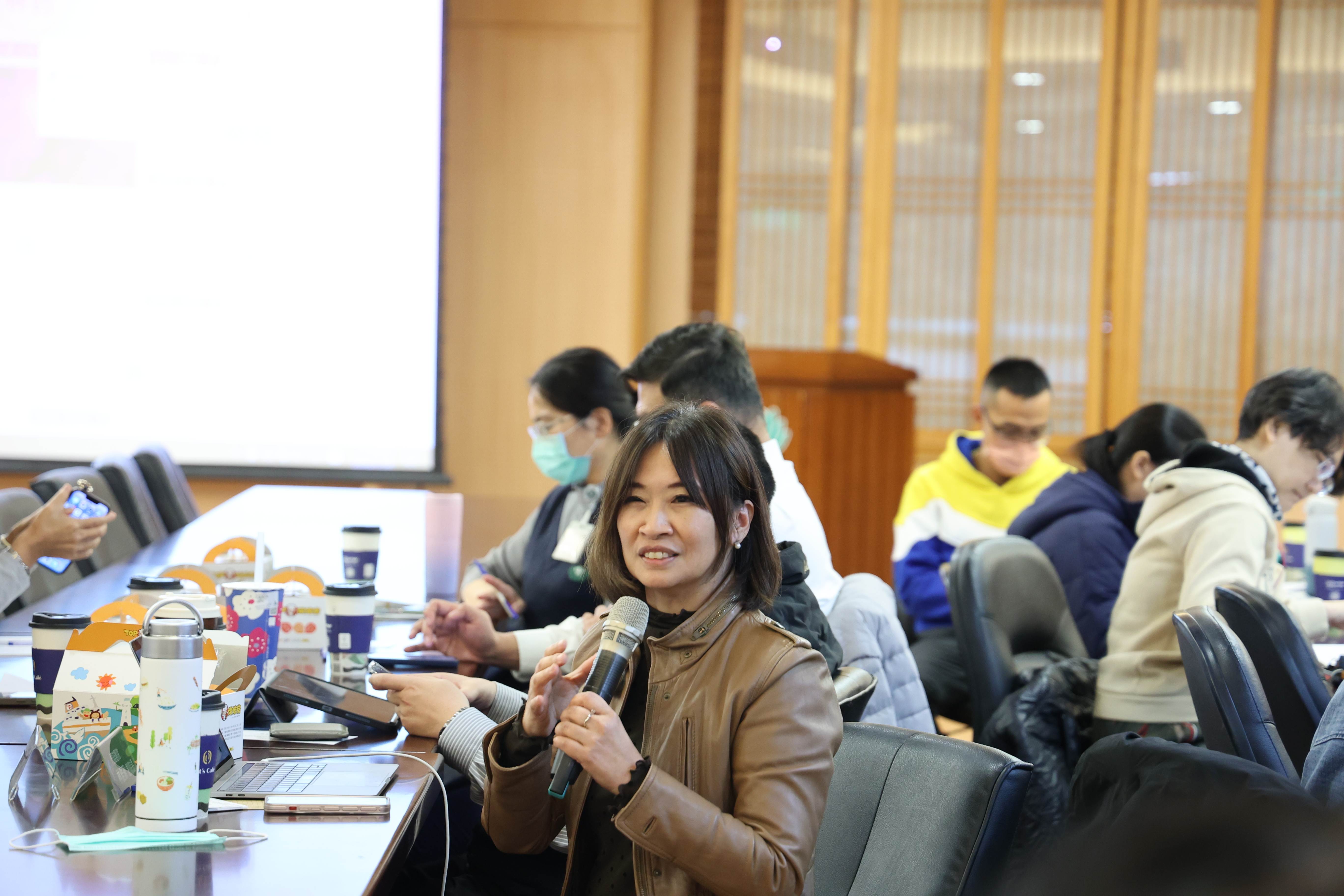 綜合座談中，門諾醫院副院長林雅蘋分享鼓勵院內同仁參與馬拉松等運動經驗。