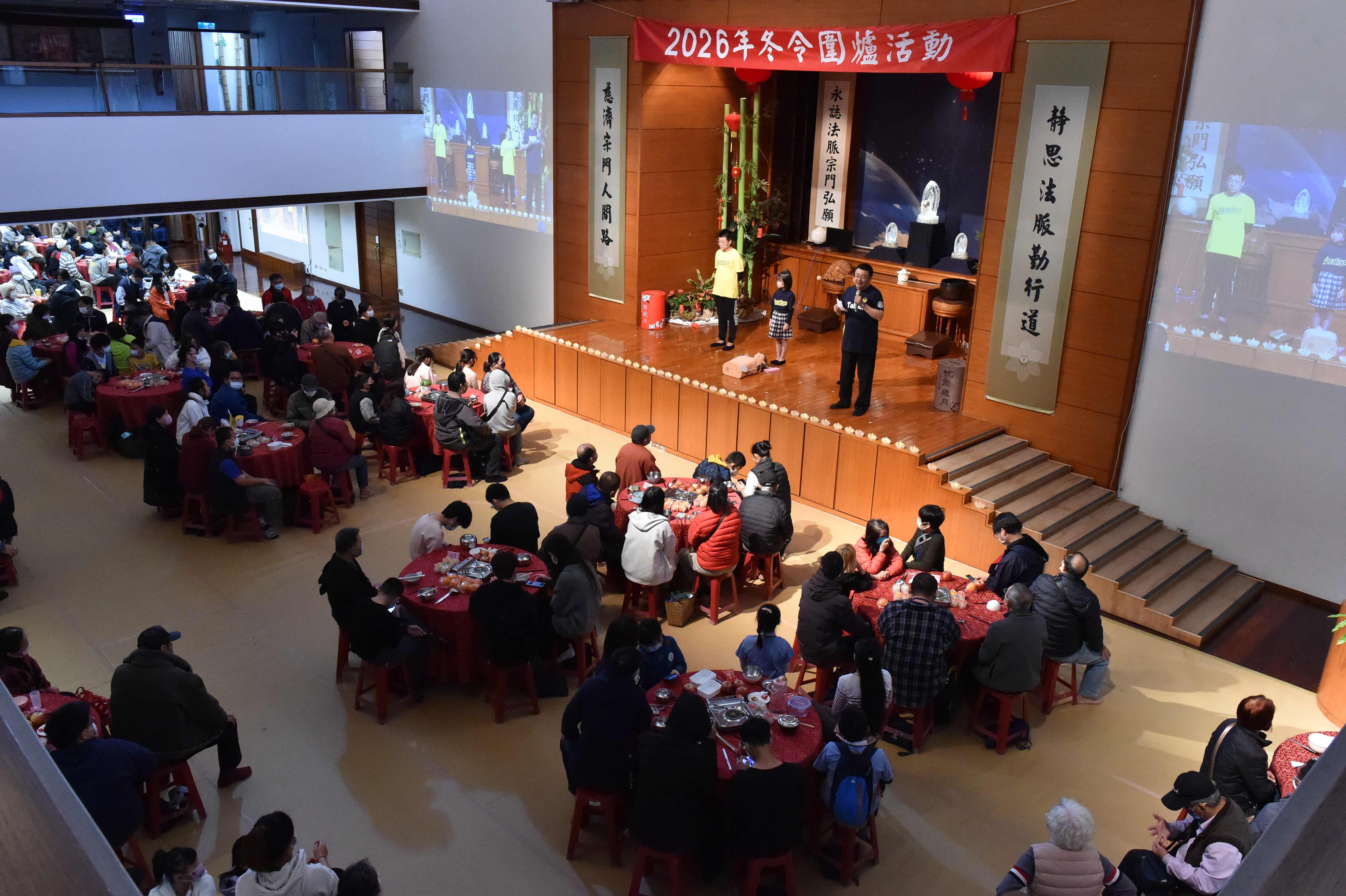 臺中慈濟舉辦冬令發放，圖為慈濟民權聯絡處，志工邀請義消講解CPR與宣導。