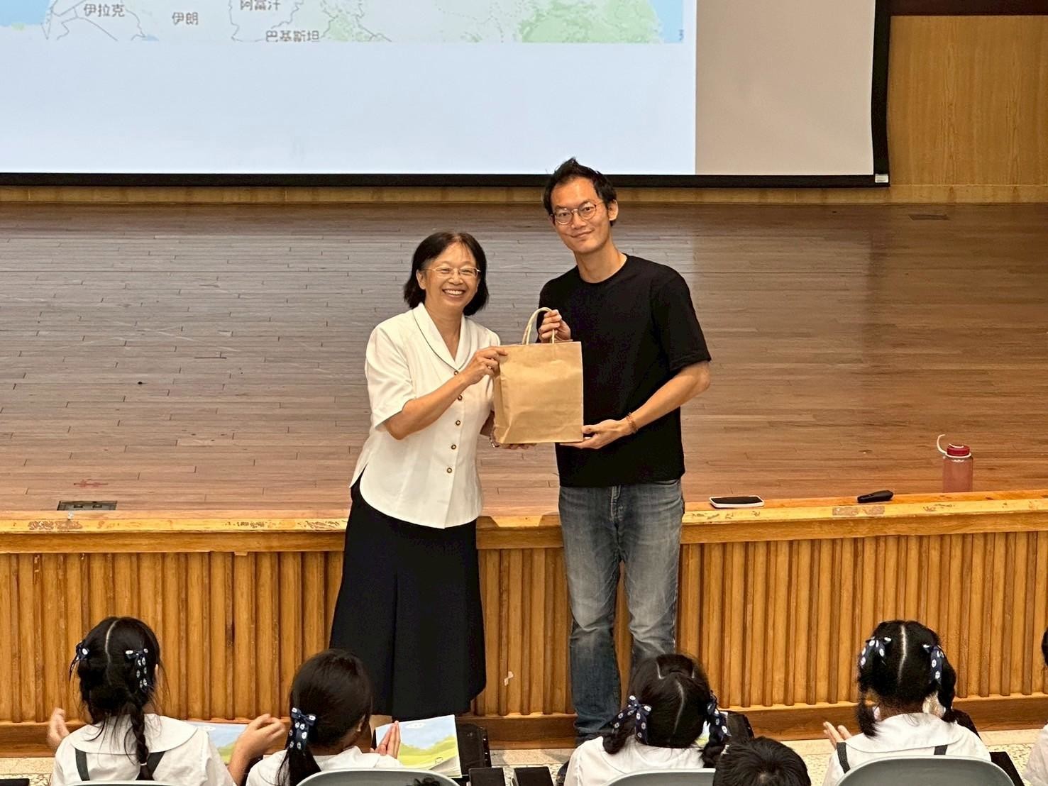 國小部教務主任贈送作家結緣品,感謝作家蒞校分享。