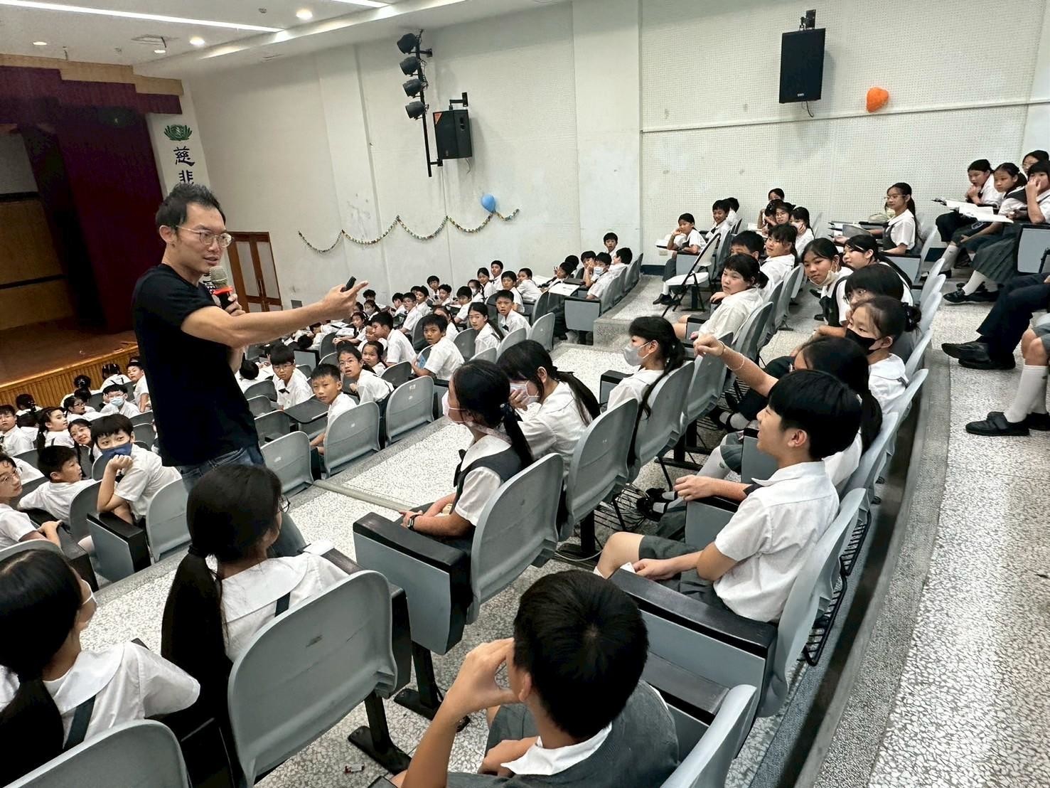 作家生動活潑的肢體語言,近距離的互動接觸,讓全場氣氛熱烈!