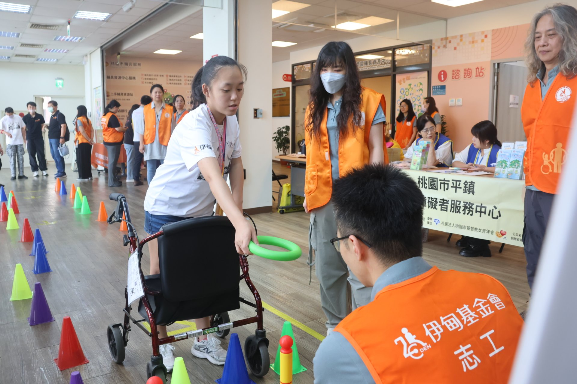 此次展覽透過互動體驗及專業解說，讓民眾認識行動輔具的功能。
