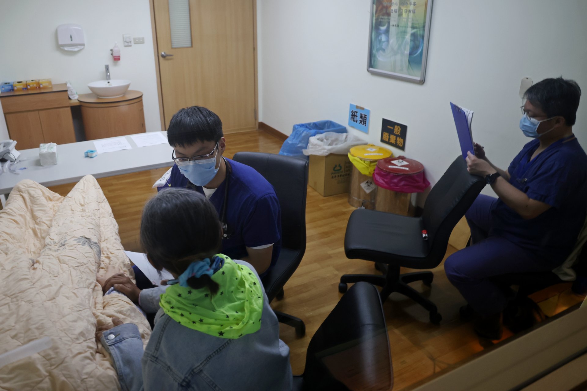 花蓮慈濟醫院7月2日舉辦西醫PGY OSCE,共有31位PGY醫師參與臨床技能檢核,考站內容涵蓋門診醫病溝通、病情解釋、臨床處置與衛教等面向。