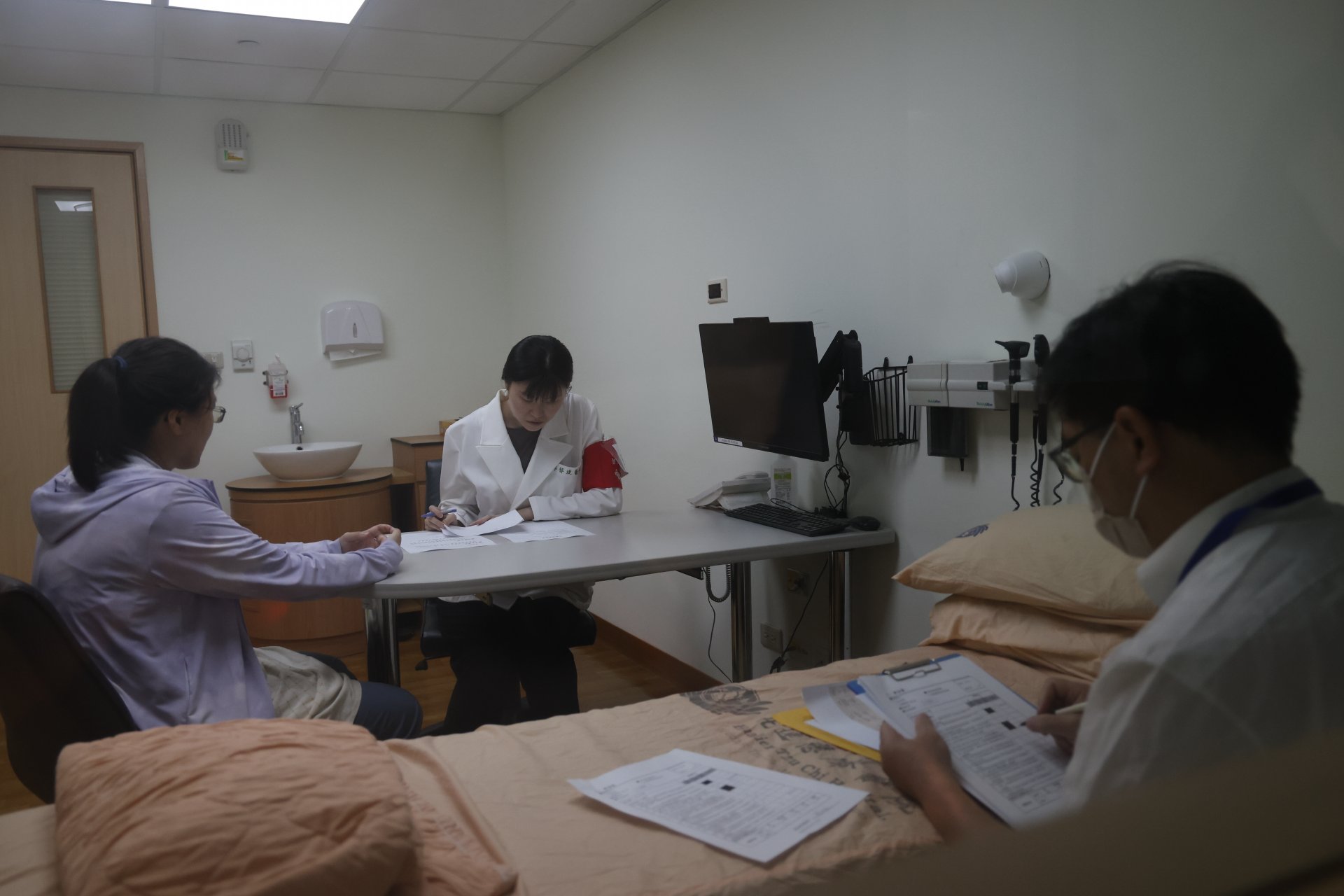花蓮慈濟醫院7月2日舉辦西醫PGY OSCE,共有31位PGY醫師參與臨床技能檢核,考站內容涵蓋門診醫病溝通、病情解釋、臨床處置與衛教等面向。
