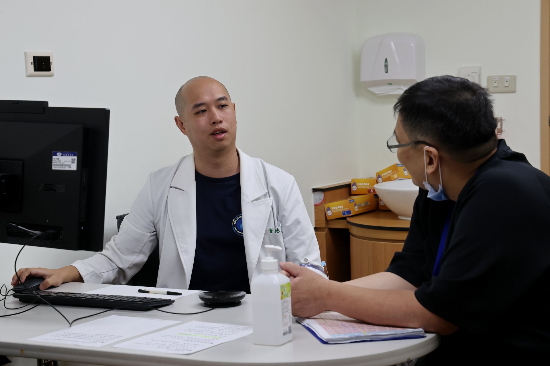 PGY1醫師黃地(左)表示,每站結束後,資深教師即時給予回饋,提醒需要補充與加強之處,是這次測驗中最有價值的收穫。
