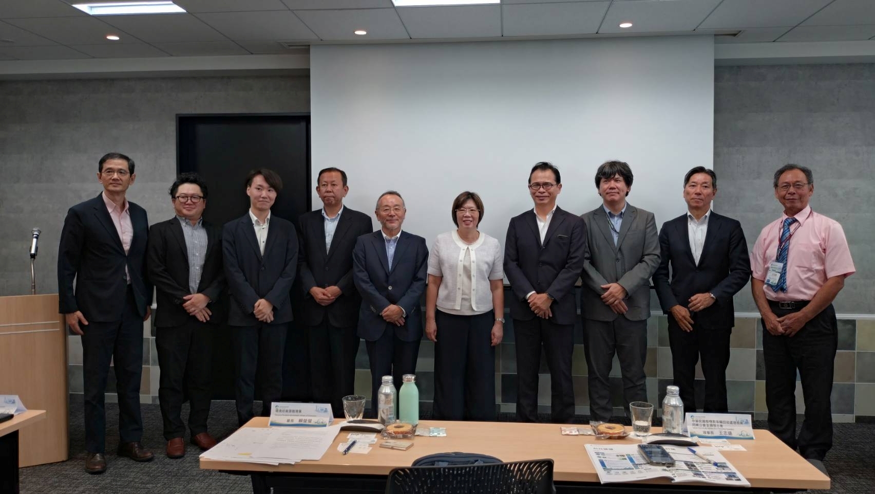 1循環署於2026年6月30日在日本舉辦「臺日廢車回收及循環經濟交流會」,由賴瑩瑩署長率領臺灣產官學研及廢車回收處理公會等產業代表,與日本汽車製造、回收及再資源化之4大關鍵