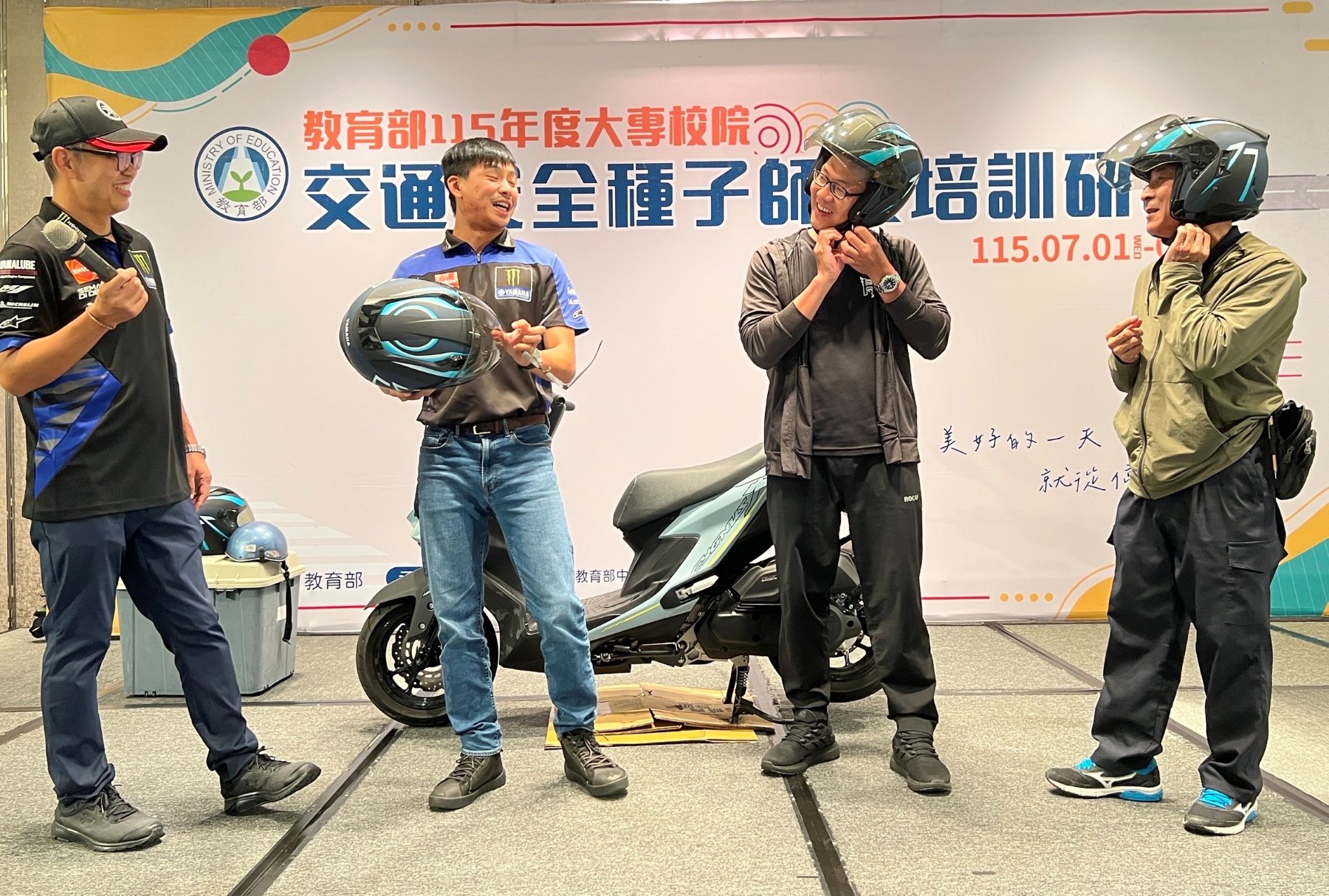 機車安全防禦駕駛動態示範(安全帽正確使用方式)