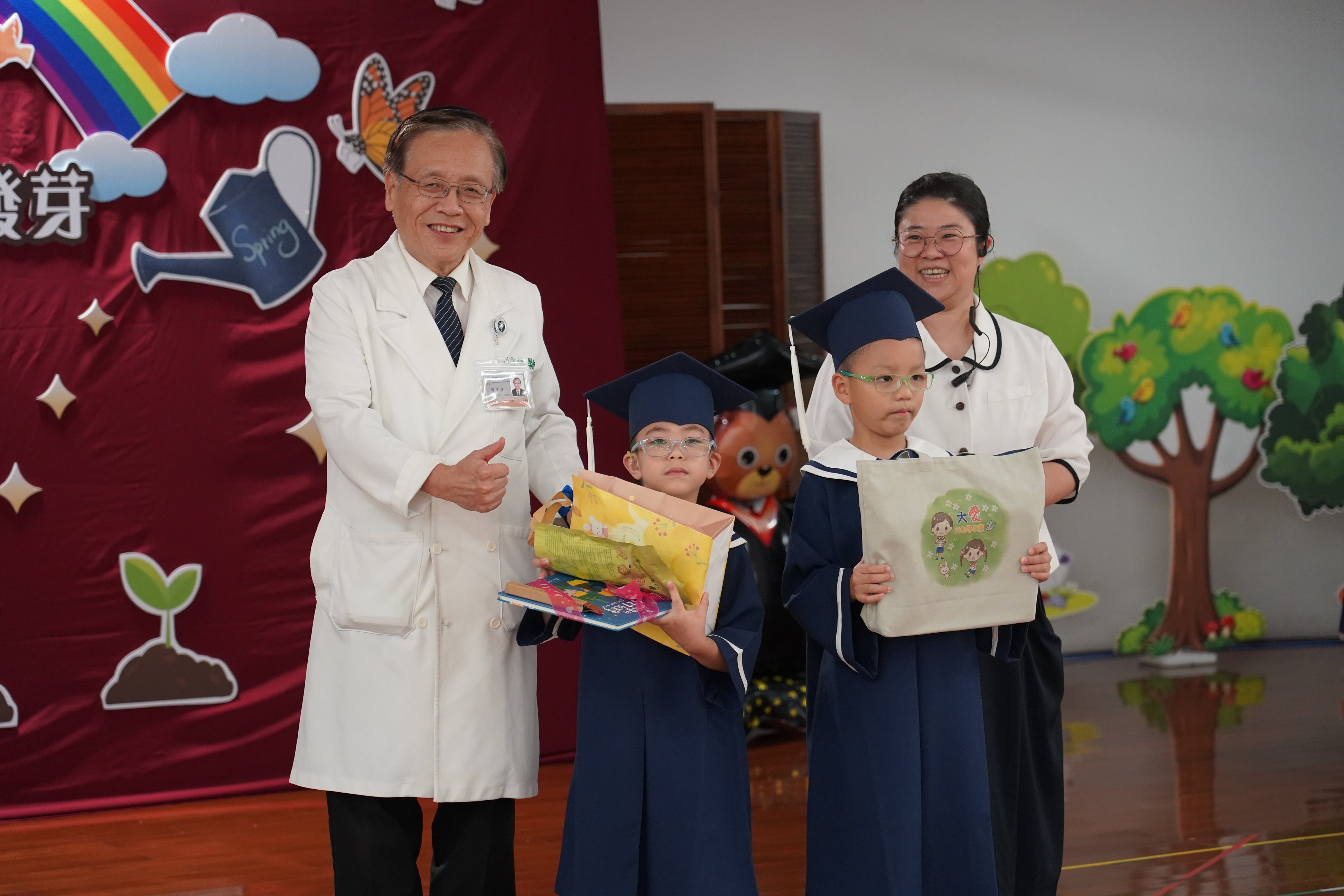 台中慈濟醫院院長簡守信（左）出席致辭並頒贈結緣品，肯定大愛幼兒園以滿滿愛心陪伴同仁子女成長。
